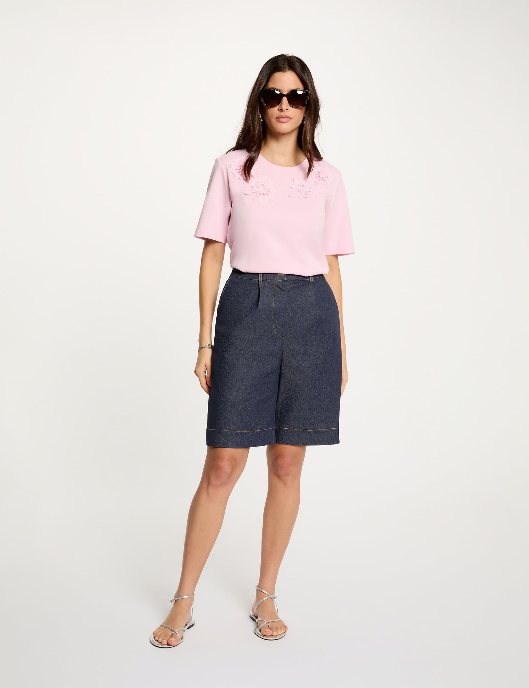 Pantal&oacute;n corto ancho de mezclilla denim crudo mujer