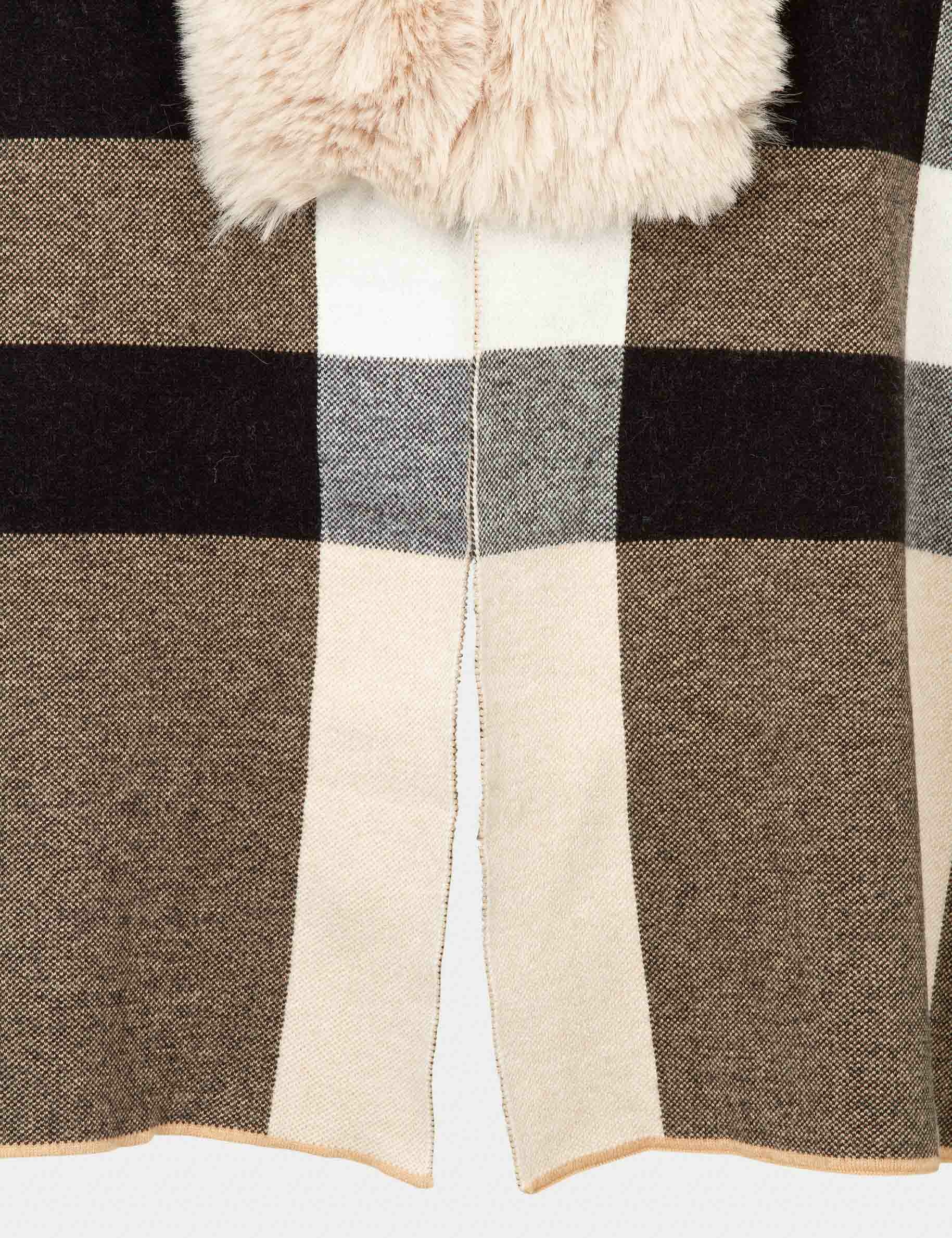 poncho con detalles pelo de imitacion arena mujer Poncho con detalles pelo de imitación arena mujer