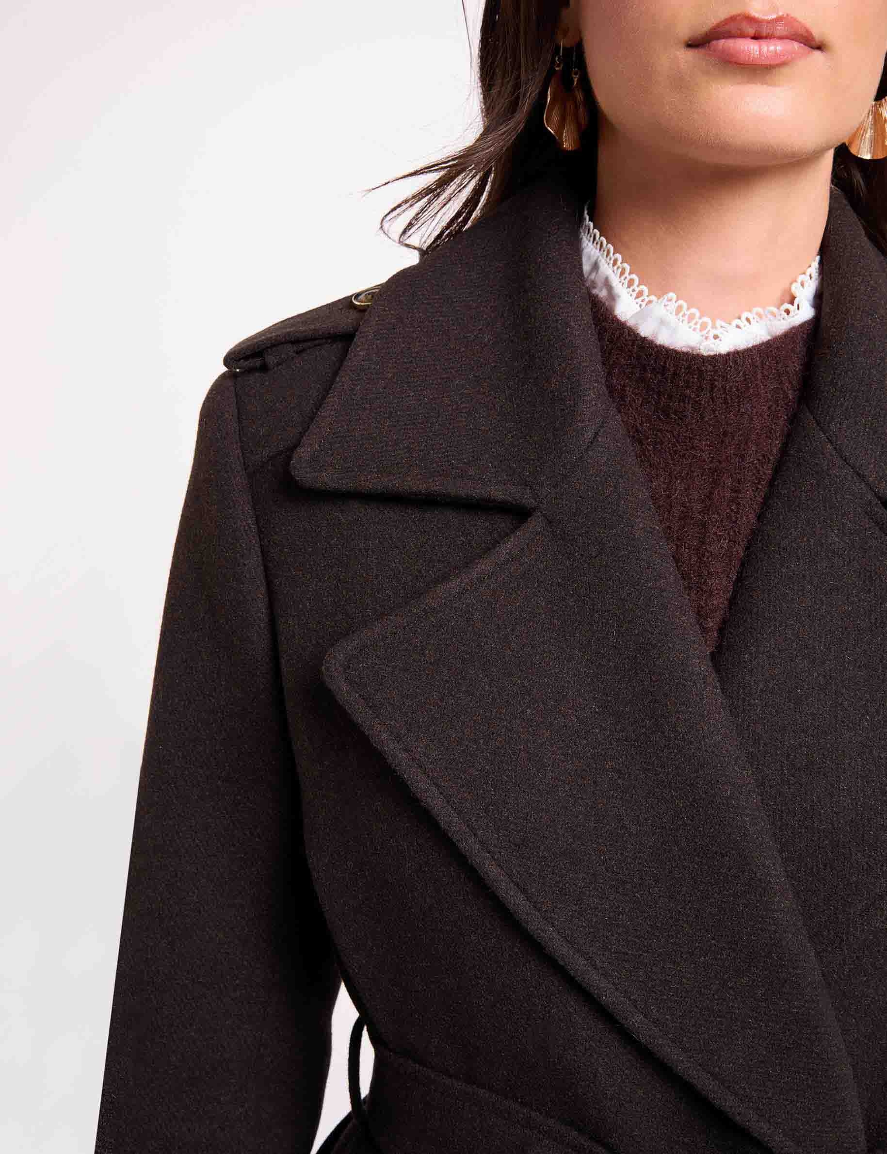 Abrigo largo con cintur&oacute;n marr&oacute;n oscuro mujer