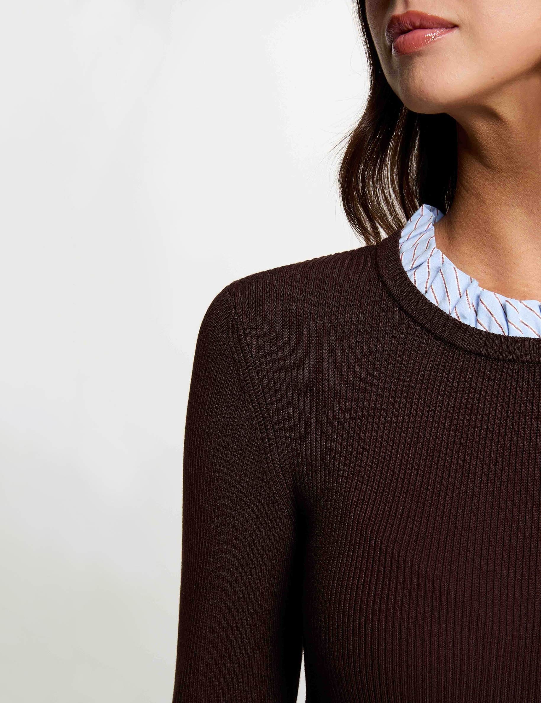 Jersey con cuello redondo y volante marr&oacute;n oscuro mujer