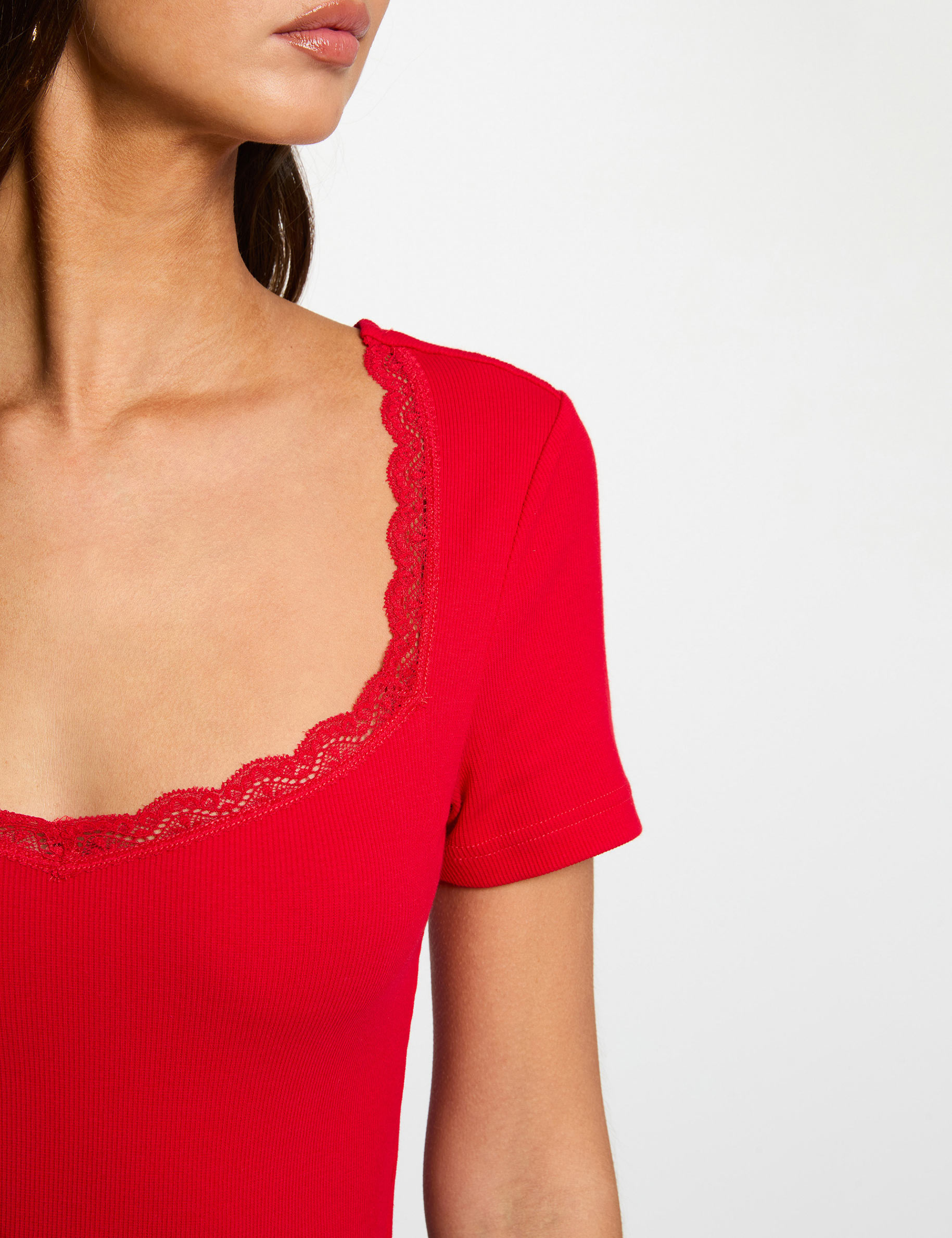 Camiseta entallada con cuello coraz&oacute;n rojo mujer