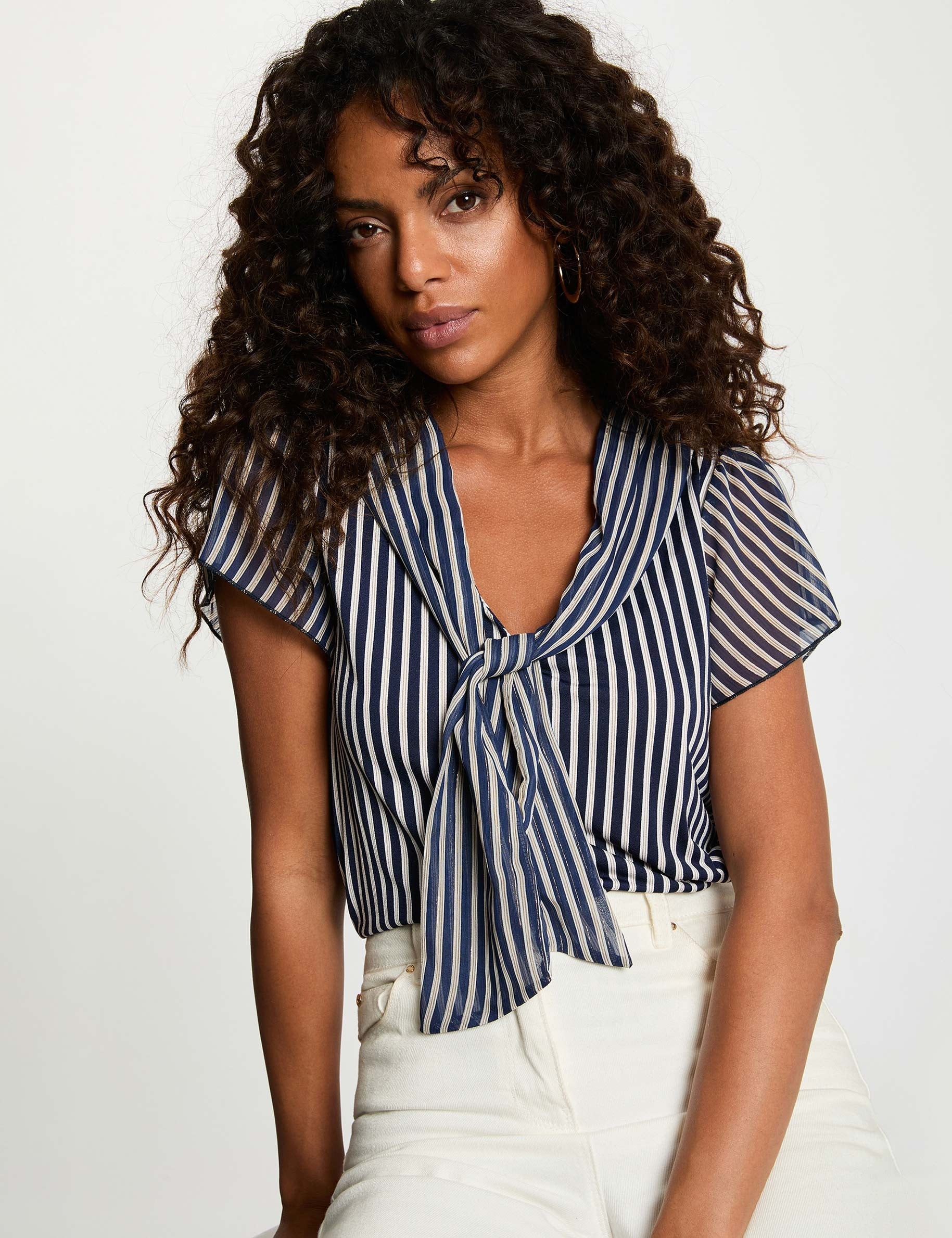 Camiseta con cuello lazada azul marino mujer