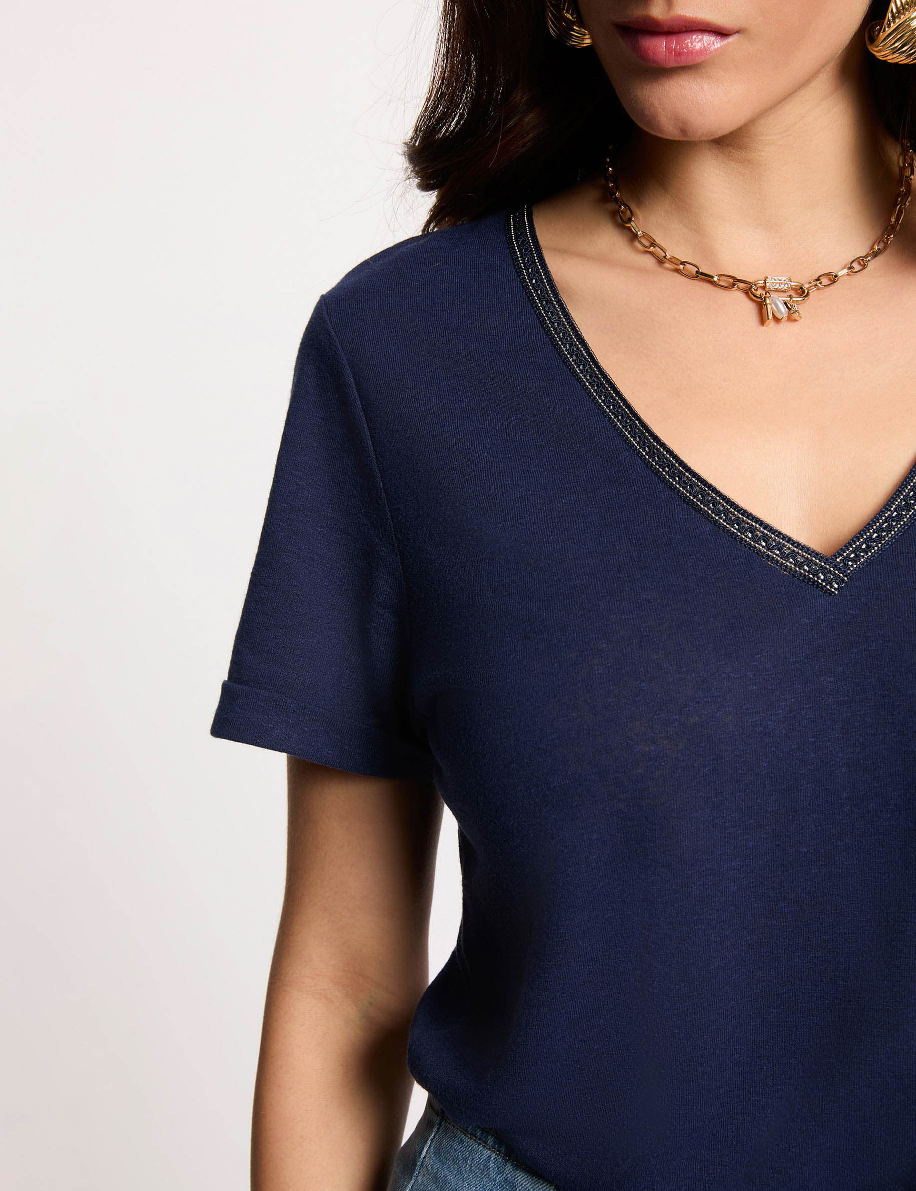 Camiseta con cuello en v con perlas azul marino mujer