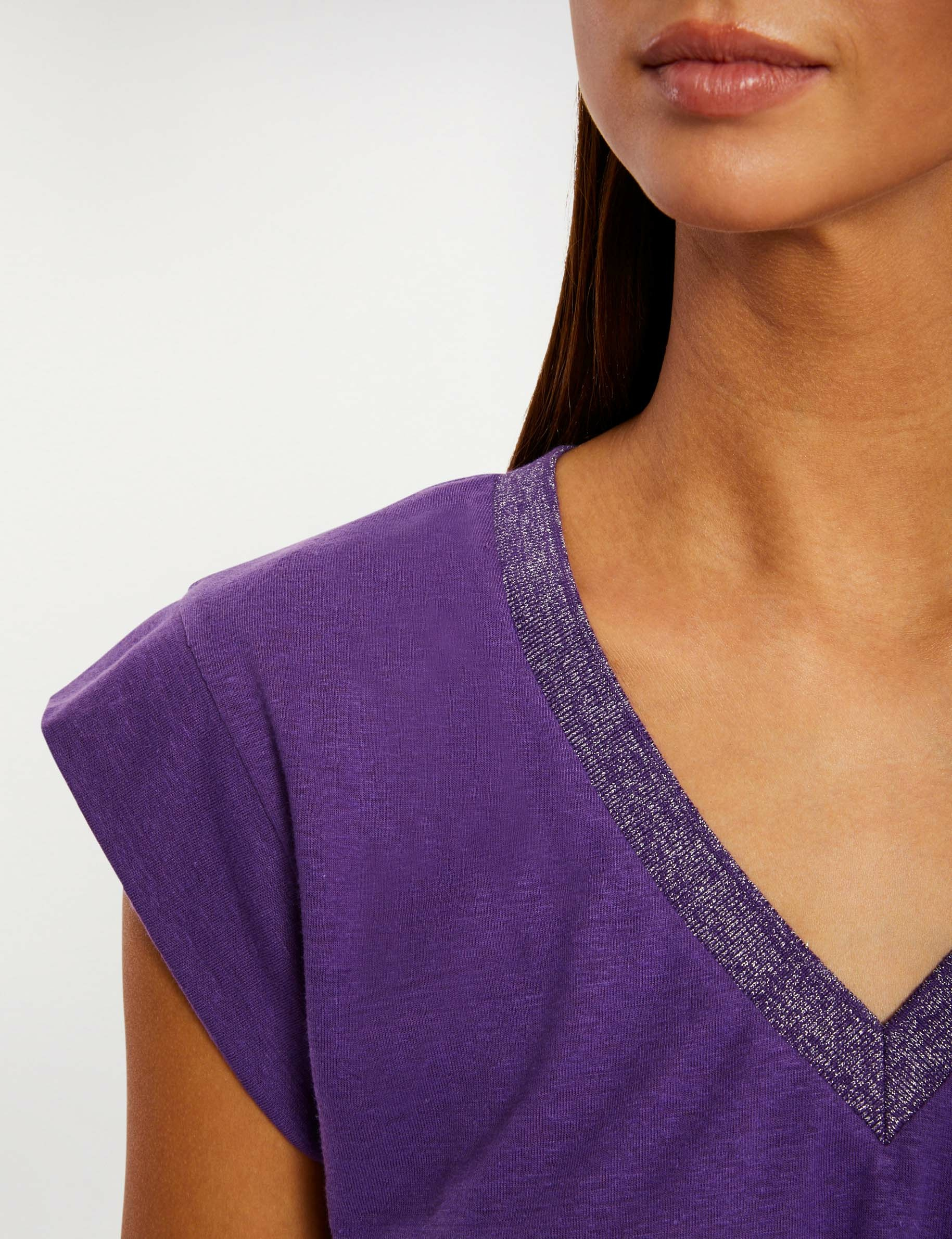 Camiseta manga corta con escote en V morado oscuro mujer Camiseta manga corta con escote en V morado oscuro mujer