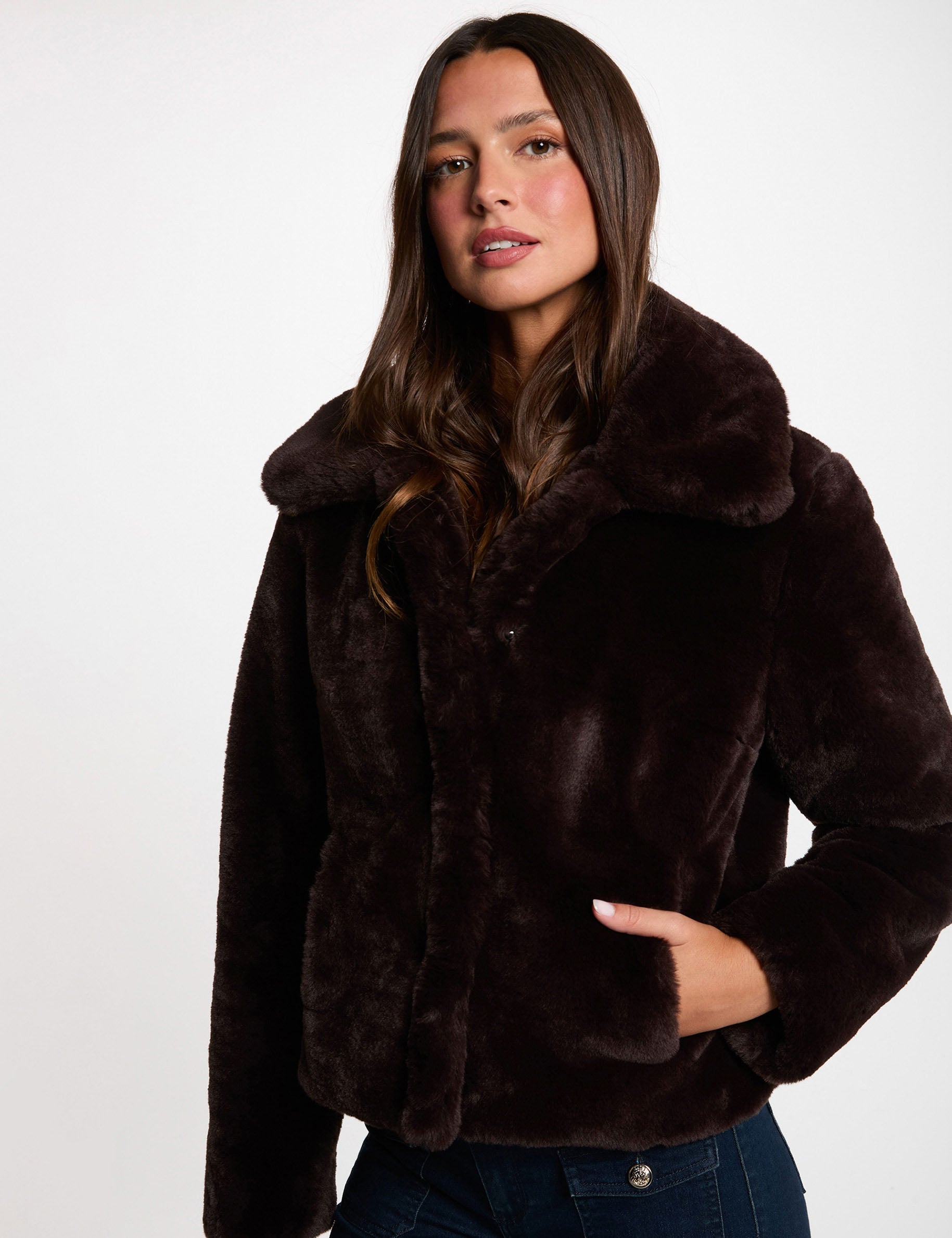Chaqueta corta de piel sint&eacute;tica marr&oacute;n oscuro mujer