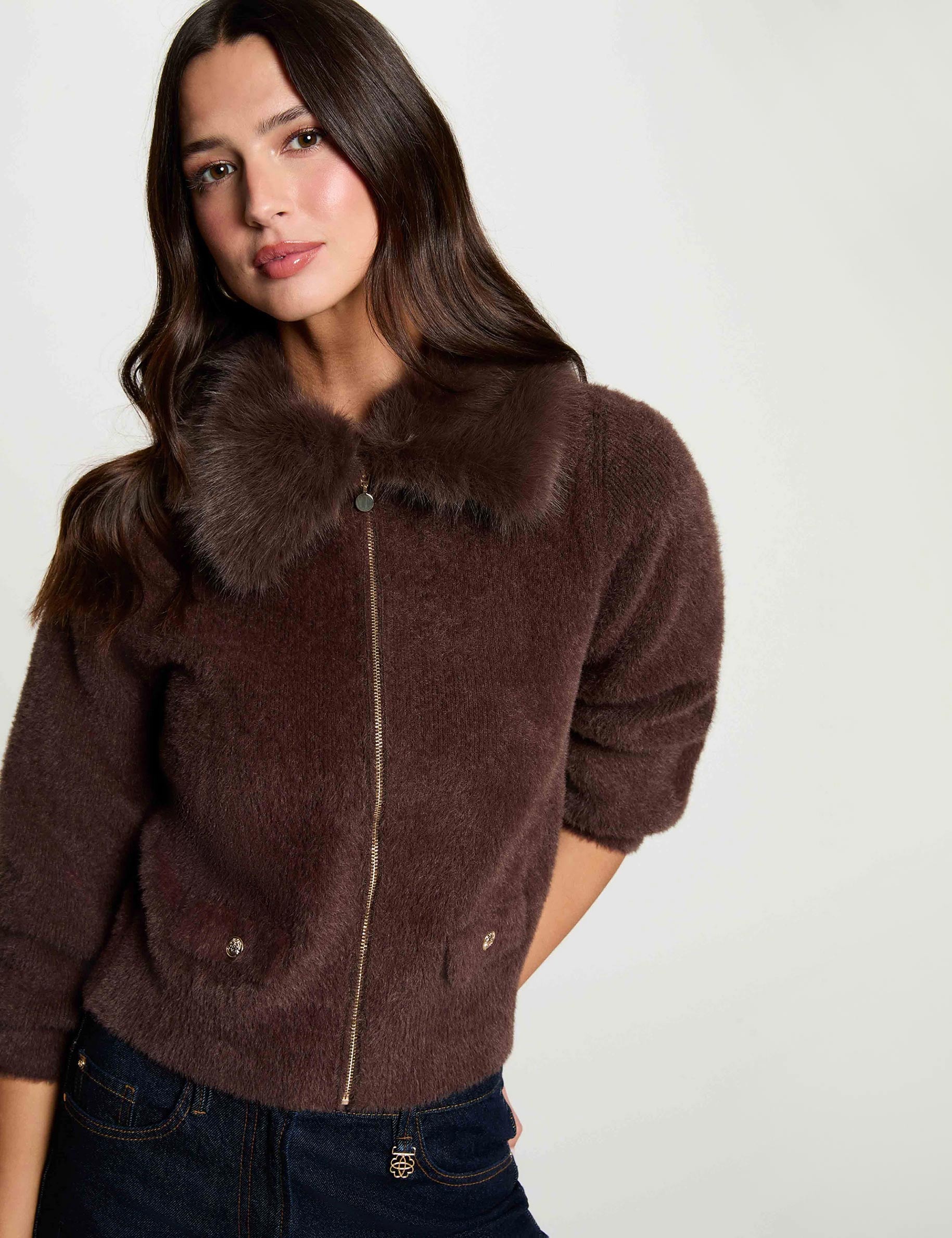 Chaqueta con cuello de piel marr&oacute;n oscuro mujer
