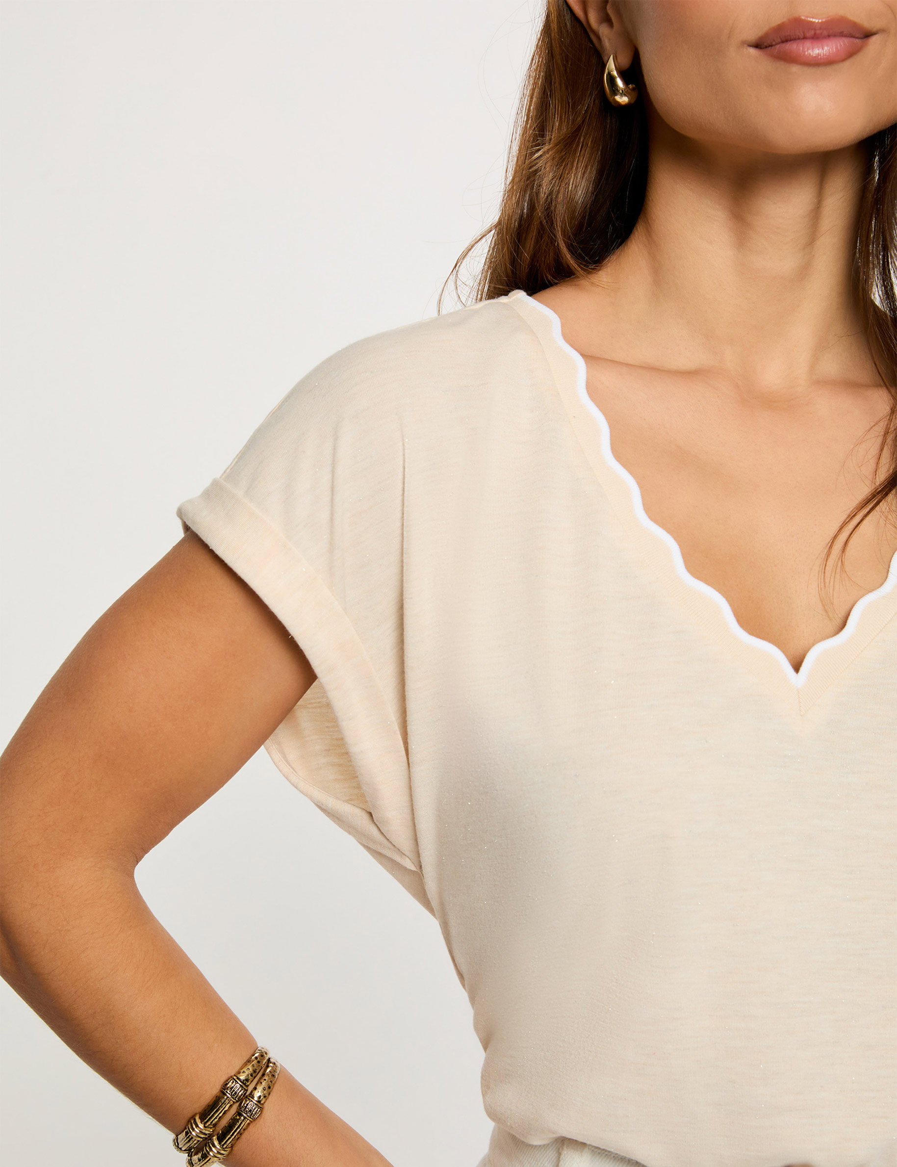 Camiseta cuello v manga corta beige mujer