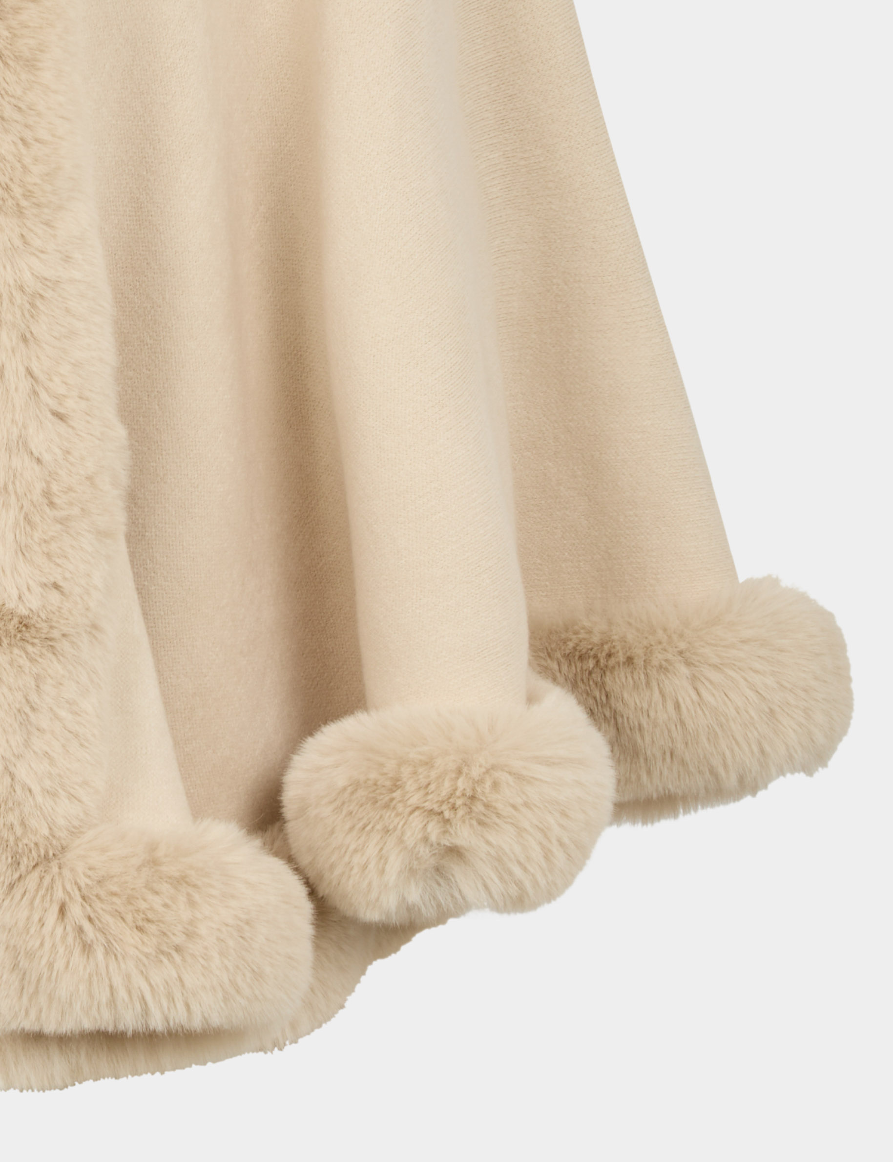 Poncho de piel sint&eacute;tica arena mujer