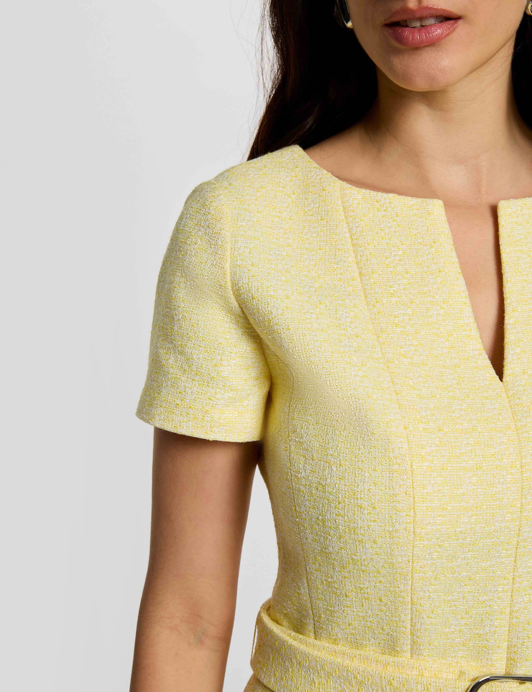 Vestido corto con cintur&oacute;n amarillo pastel mujer