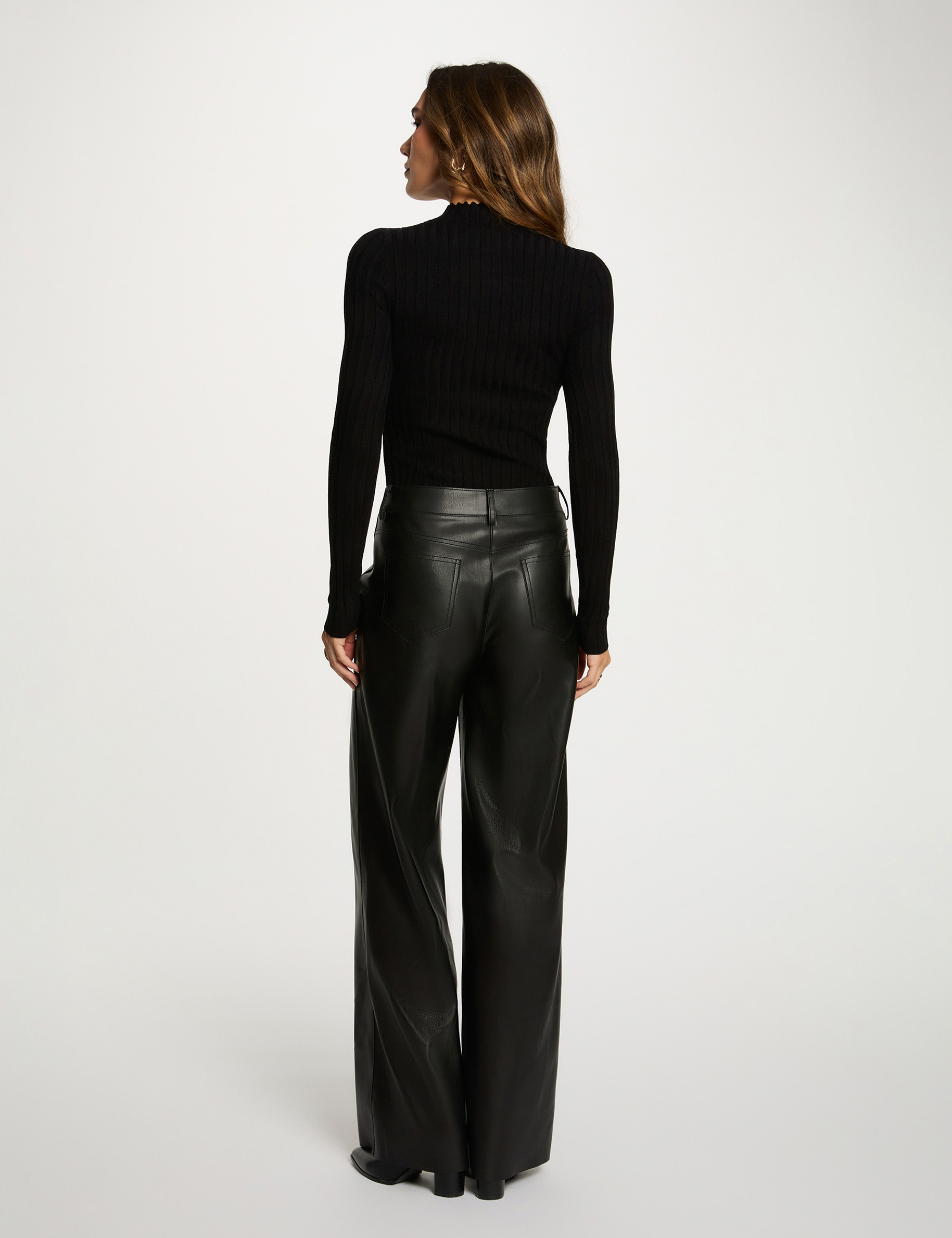 Jersey entallado de cuello alto negro mujer