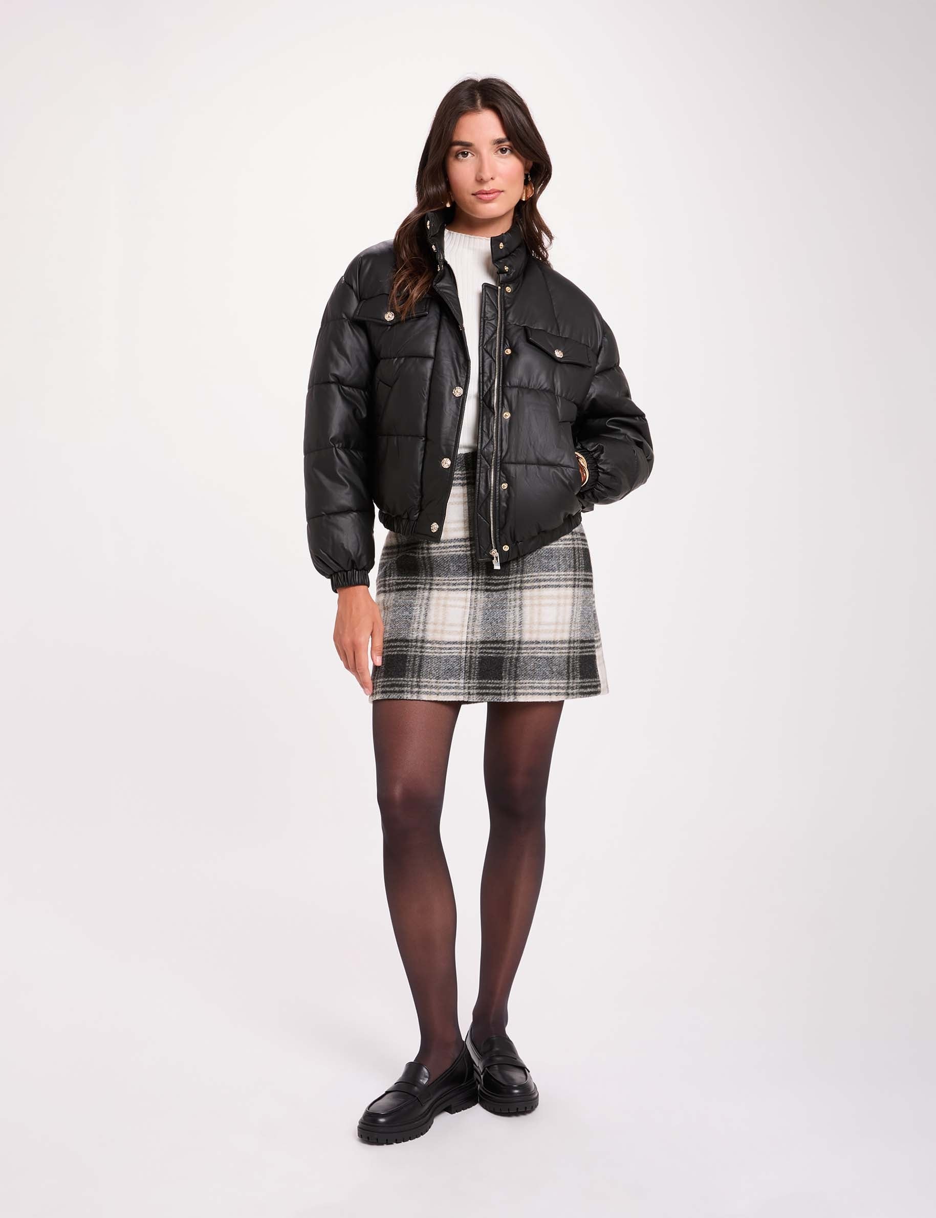 Plum&iacute;fero de cuero sint&eacute;tico cuello alto negro mujer