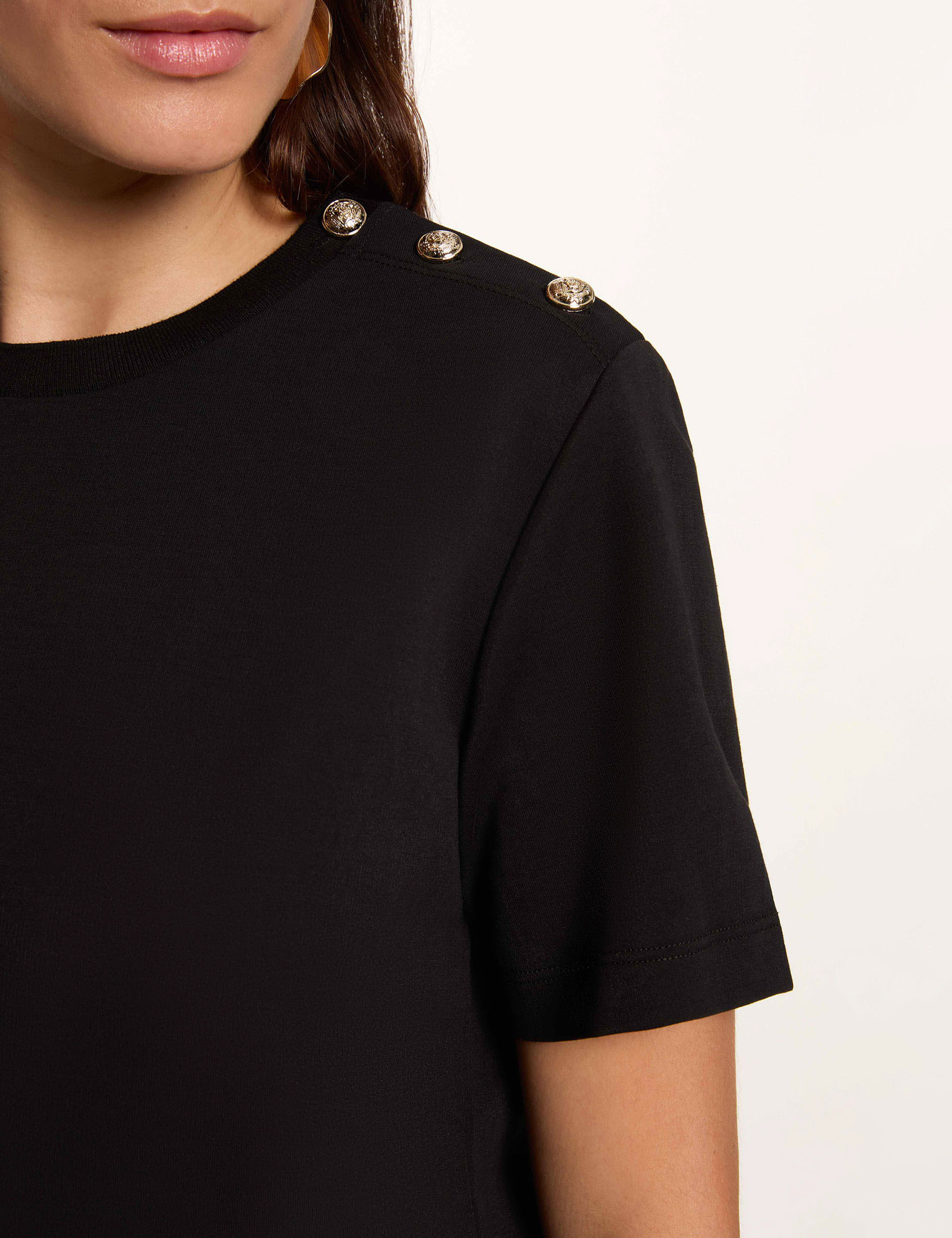 Camiseta cuello redondo con botones negro mujer