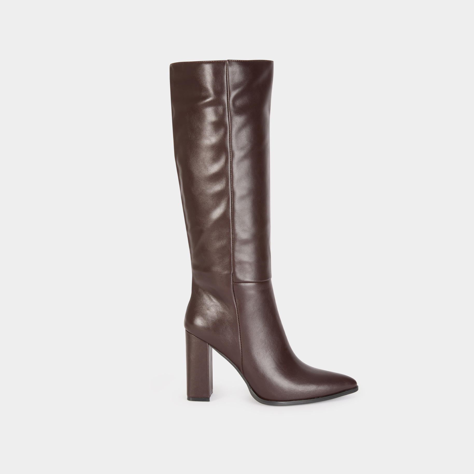 Botas con tacones y puntera fina marr&oacute;n oscuro mujer