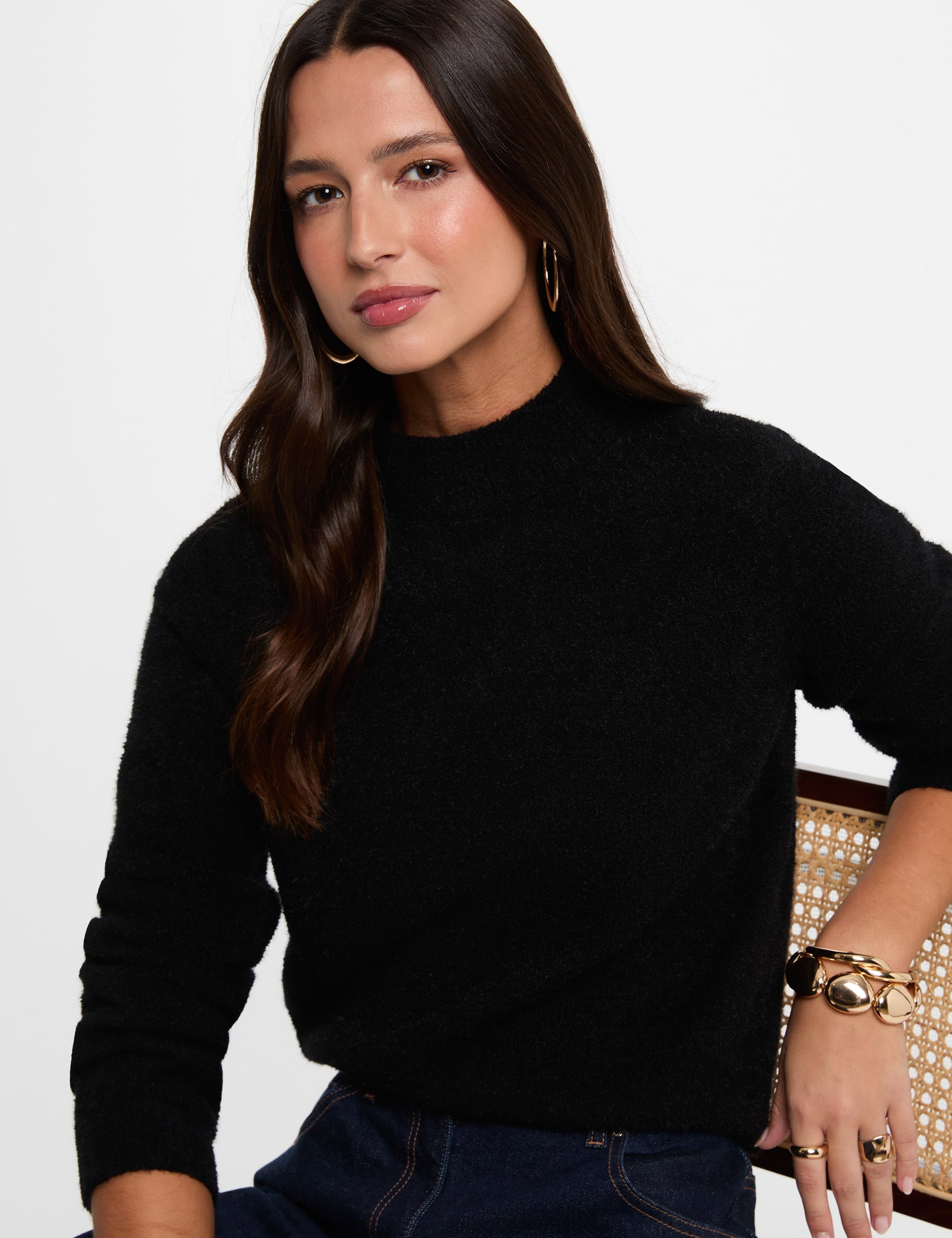 Jersey ajustado de cuello alto negro mujer