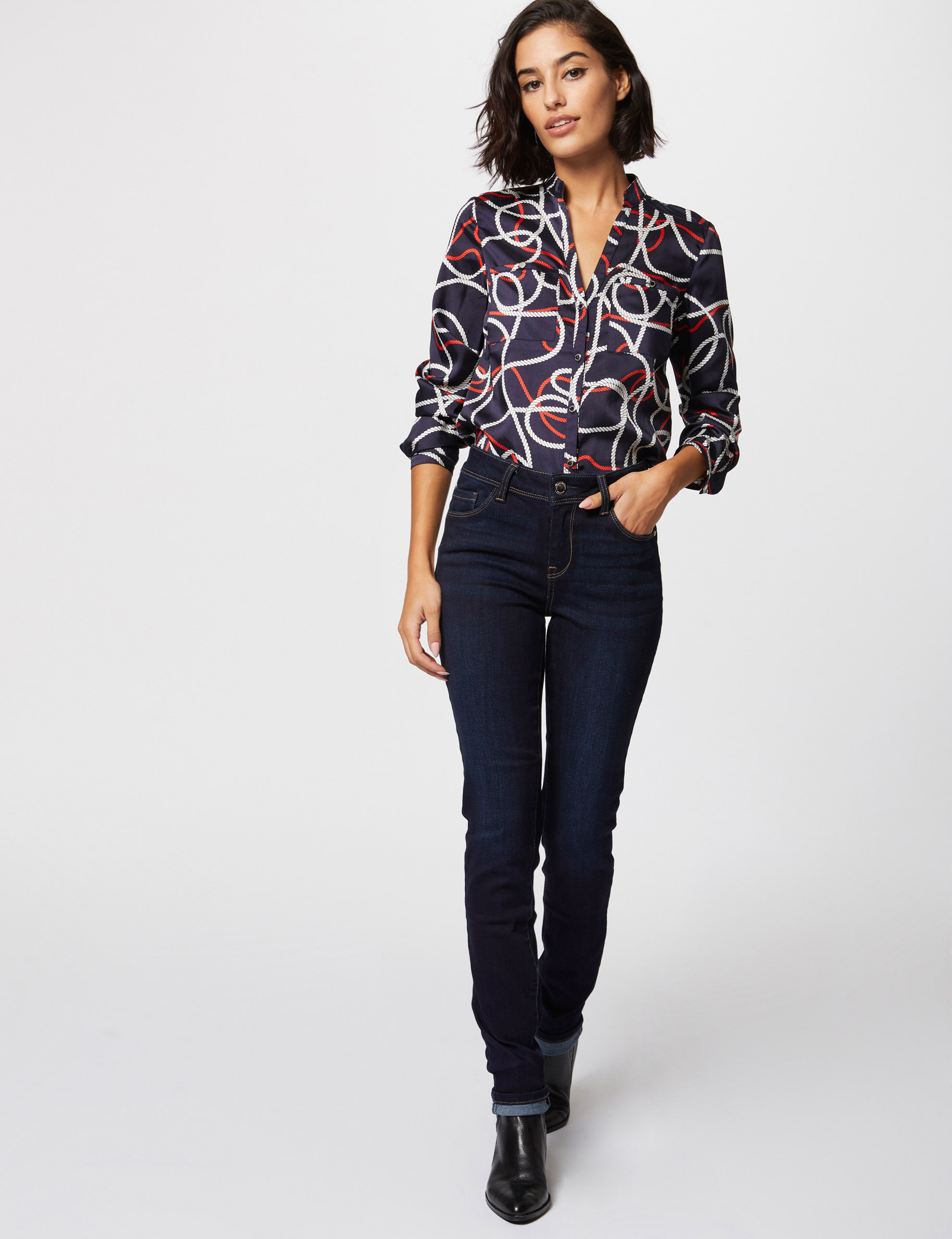 Vaquero slim talle est&aacute;ndar denim crudo mujer