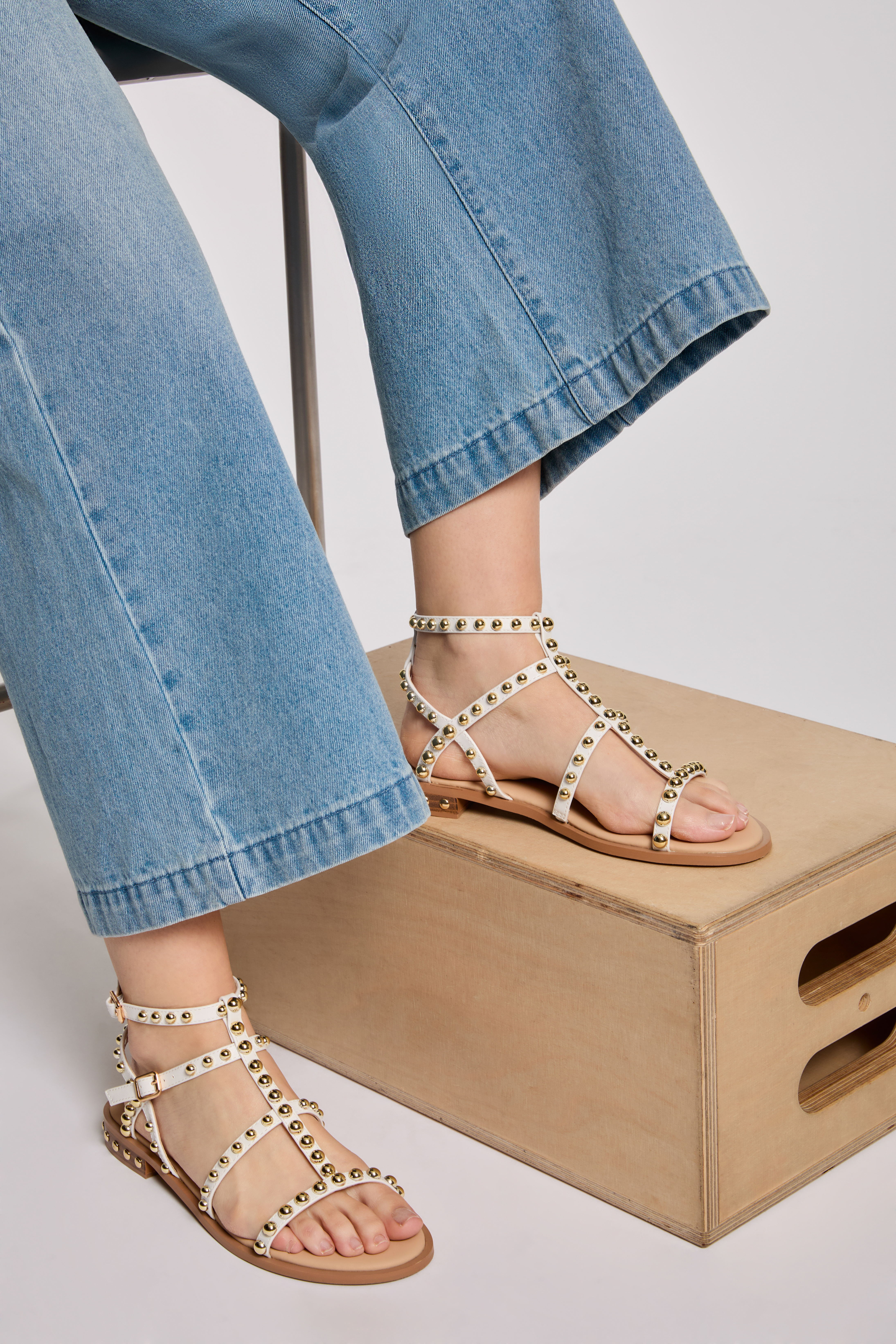 Sandalias planas con tachuelas blanco mujer