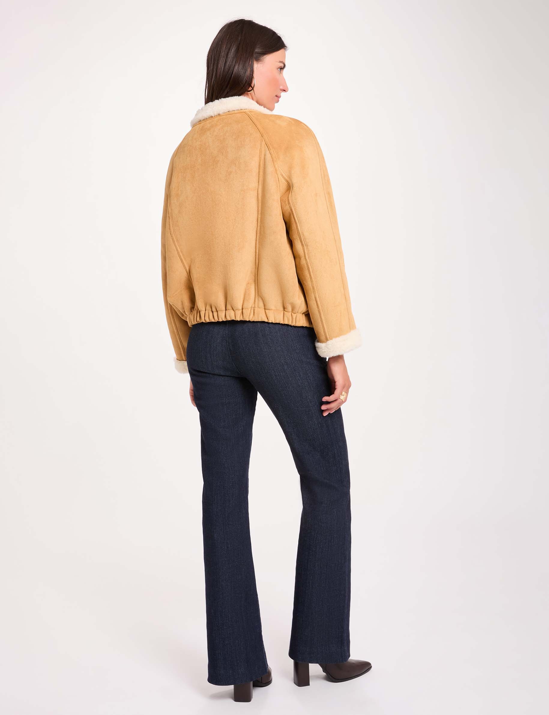 Chaqueta de ante con cuello alto c&aacute;mel mujer