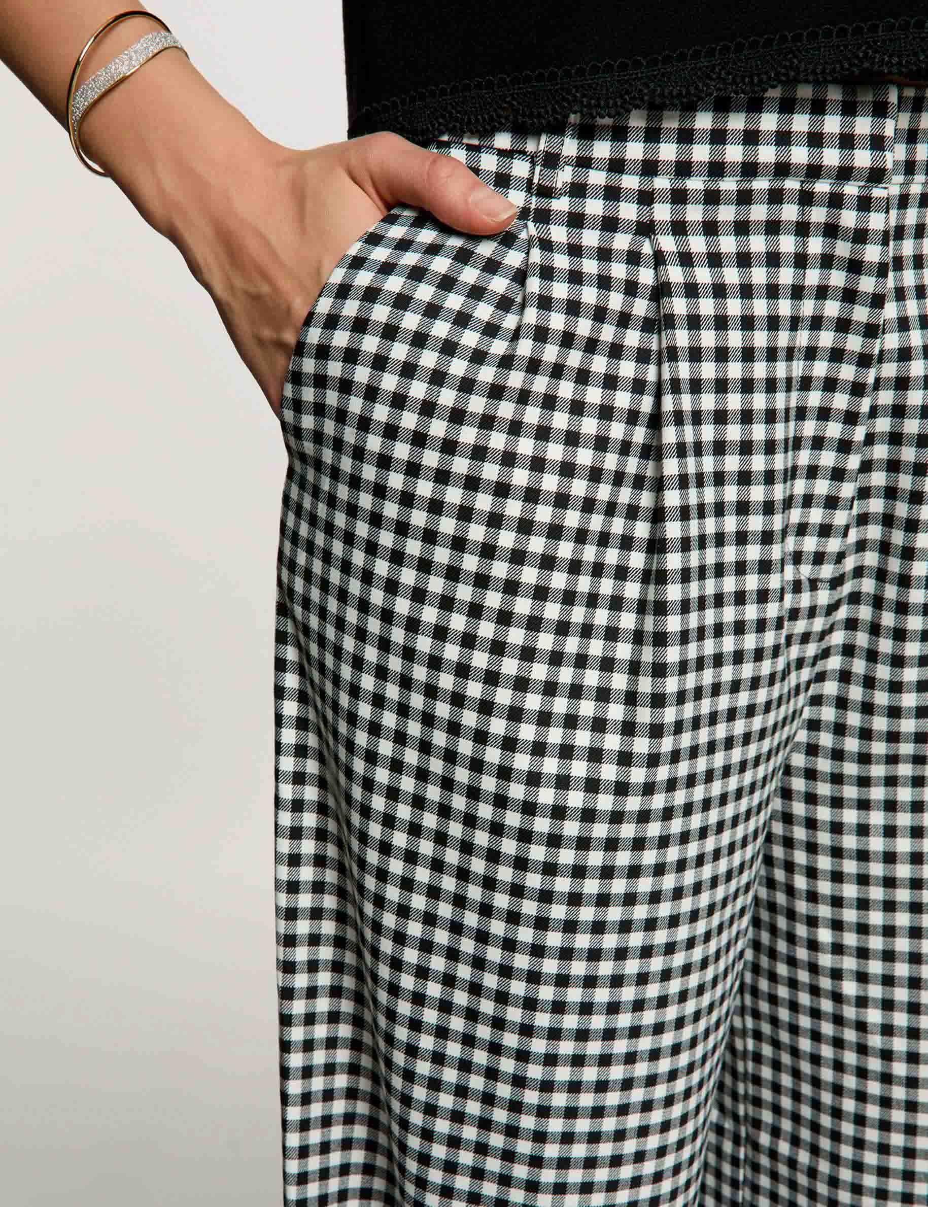 Pantal&oacute;n ancho con pliegues negro mujer