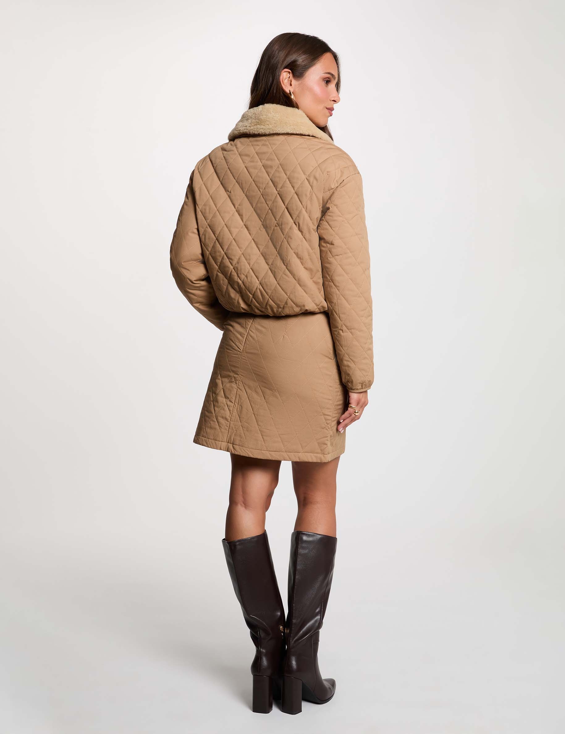 Chaqueta corta acolchada marr&oacute;n co&ntilde;ac mujer