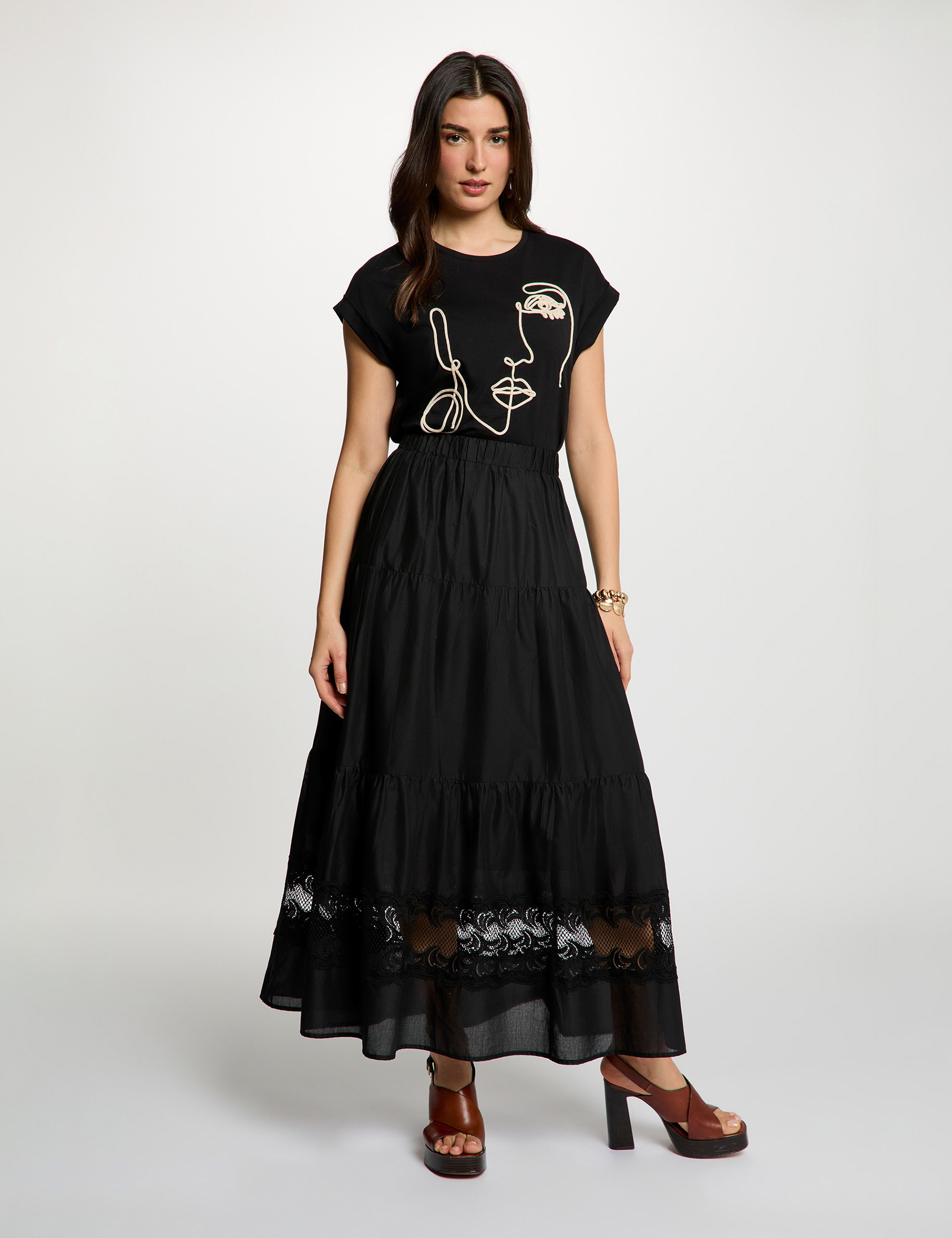 Camiseta bordado rostro negro mujer