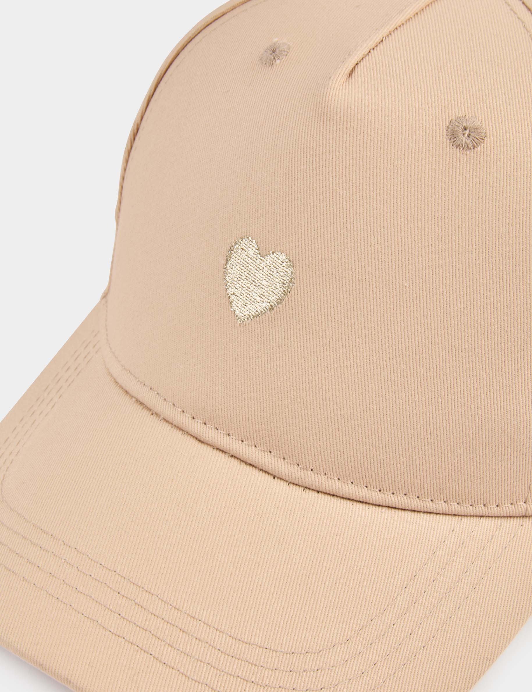 Gorra bordada beige mujer