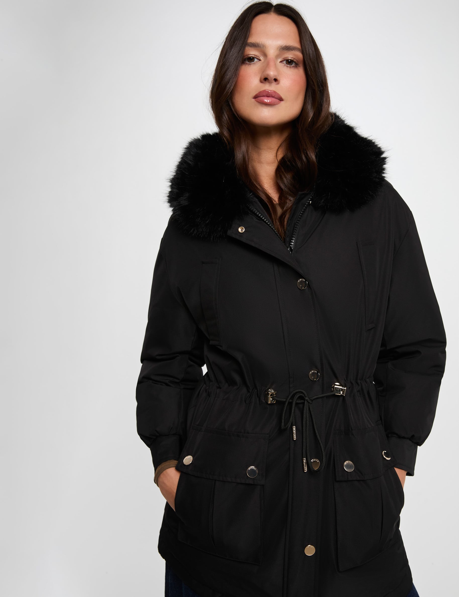 Parka con cuello de pelo negro mujer
