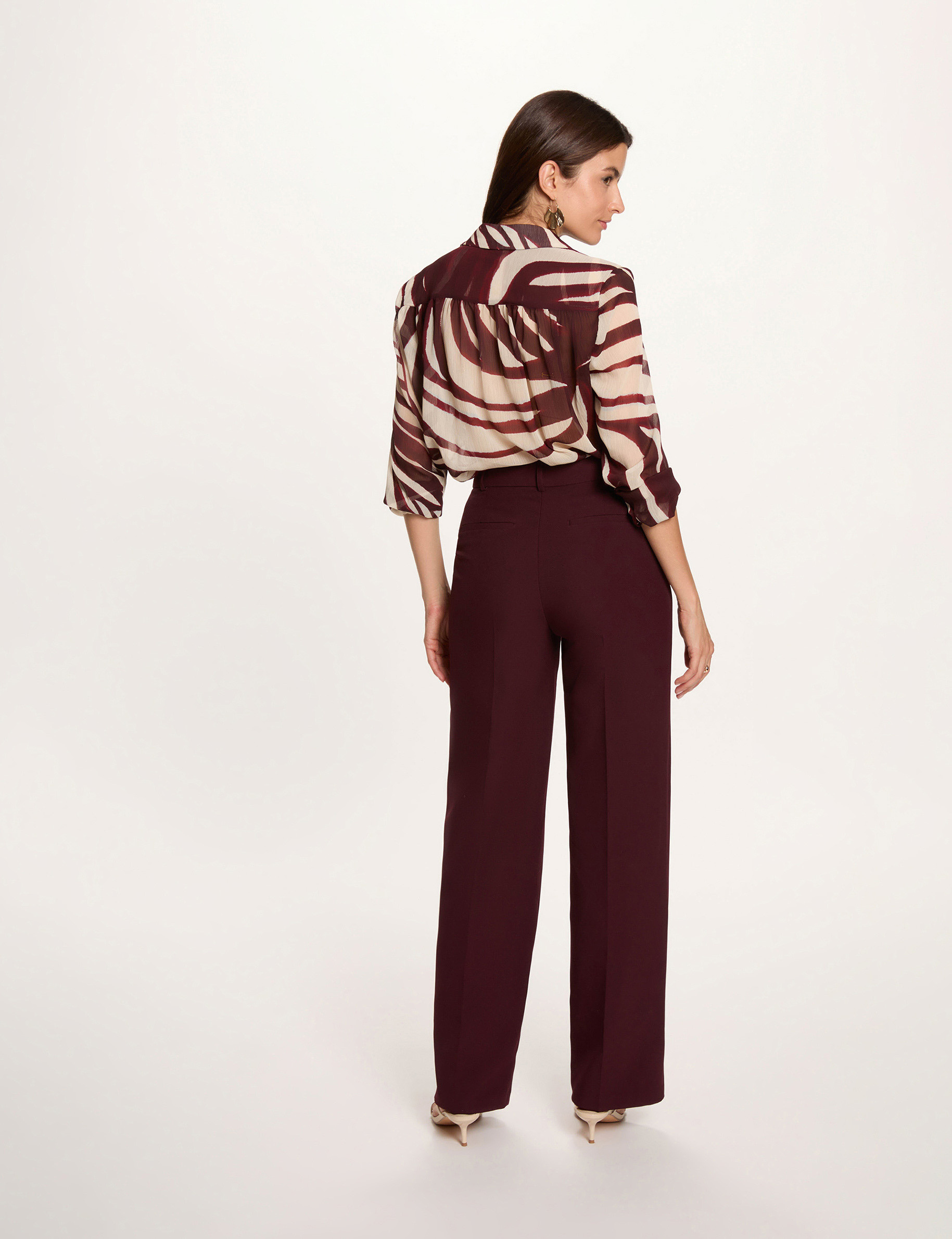 Pantal&oacute;n recto con pinzas ciruela mujer
