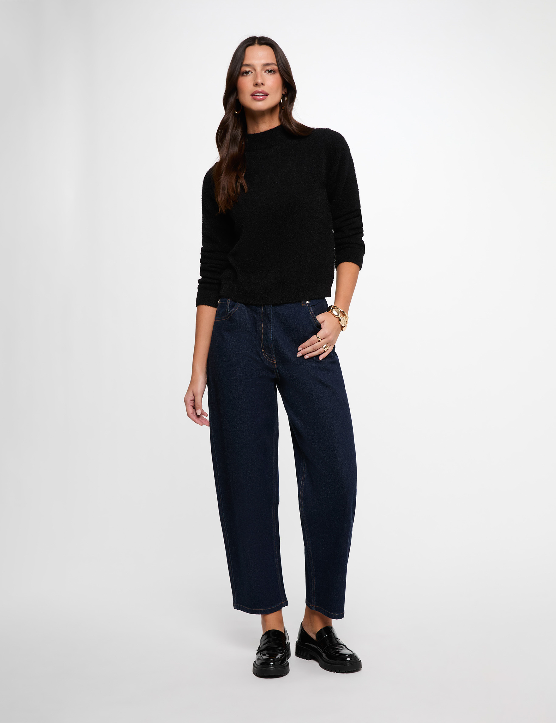 Jersey ajustado de cuello alto negro mujer