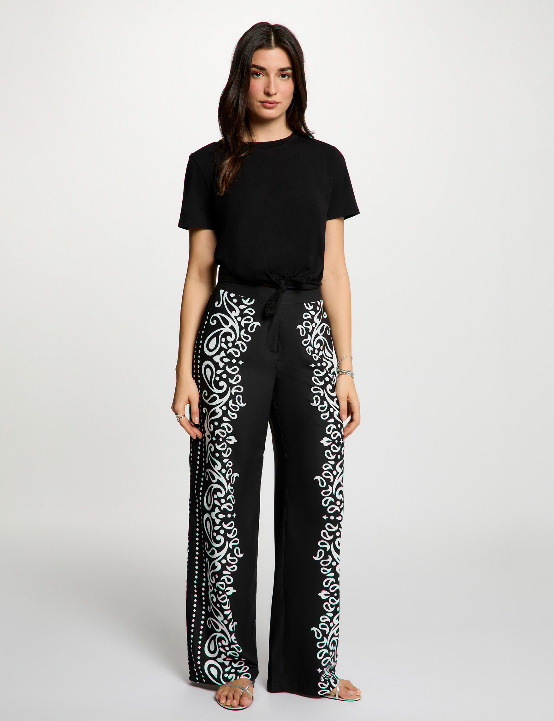 Pantal&oacute;n fluido estampado negro mujer