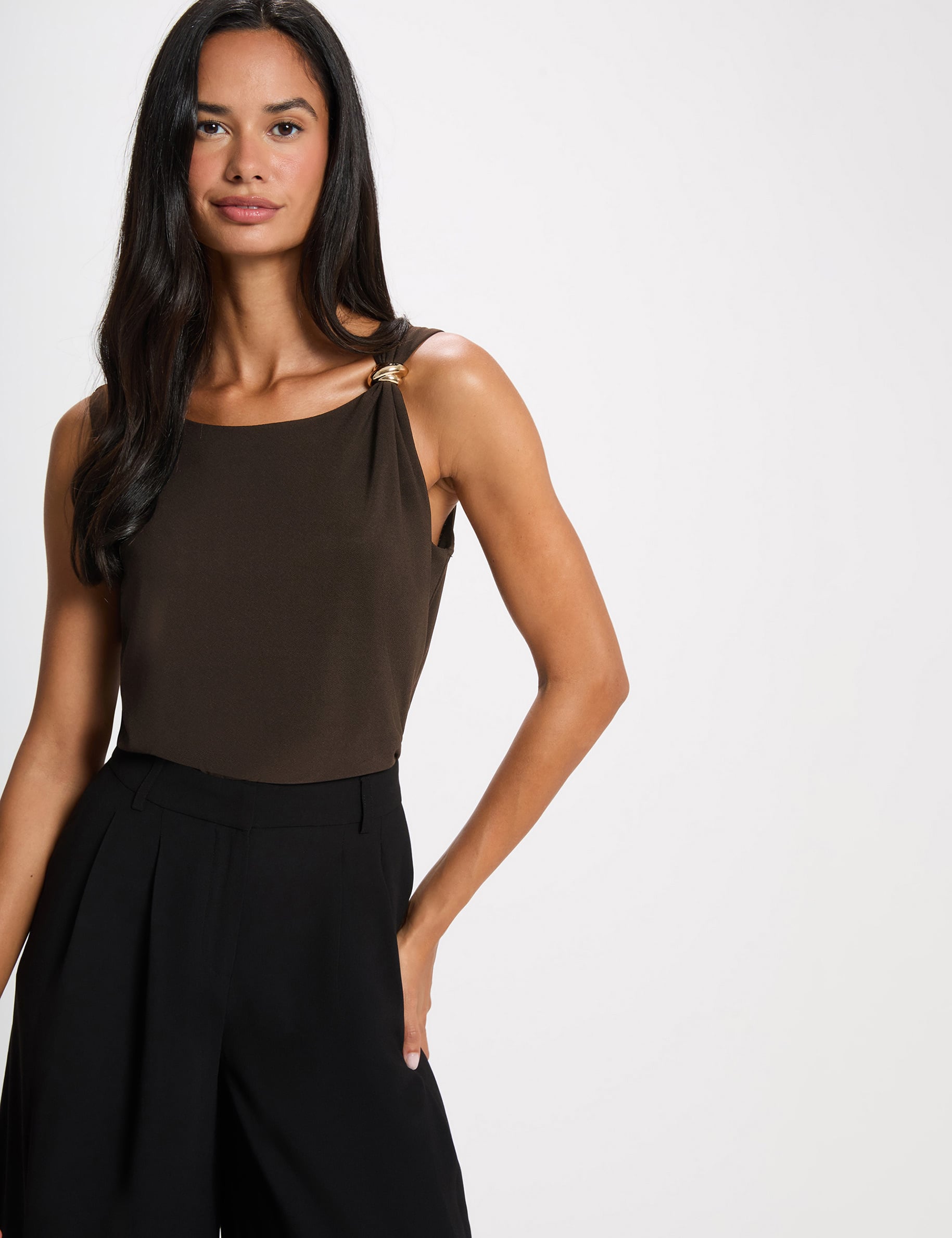 Camiseta asim&eacute;trica con joya marr&oacute;n oscuro mujer