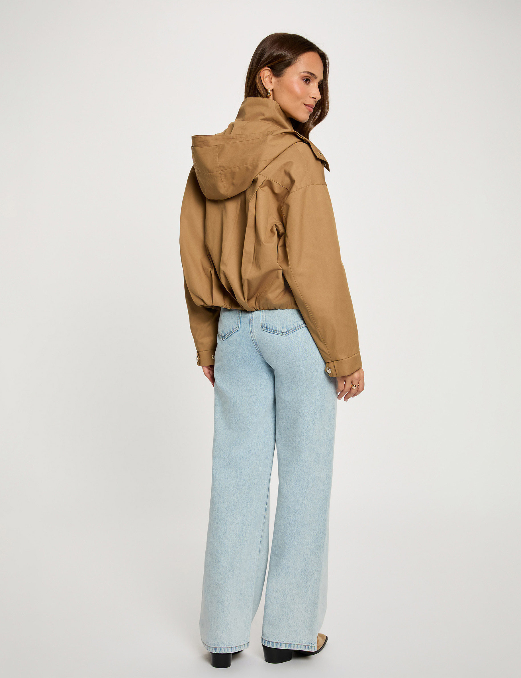Chaqueta corta con cuello alto c&aacute;mel mujer