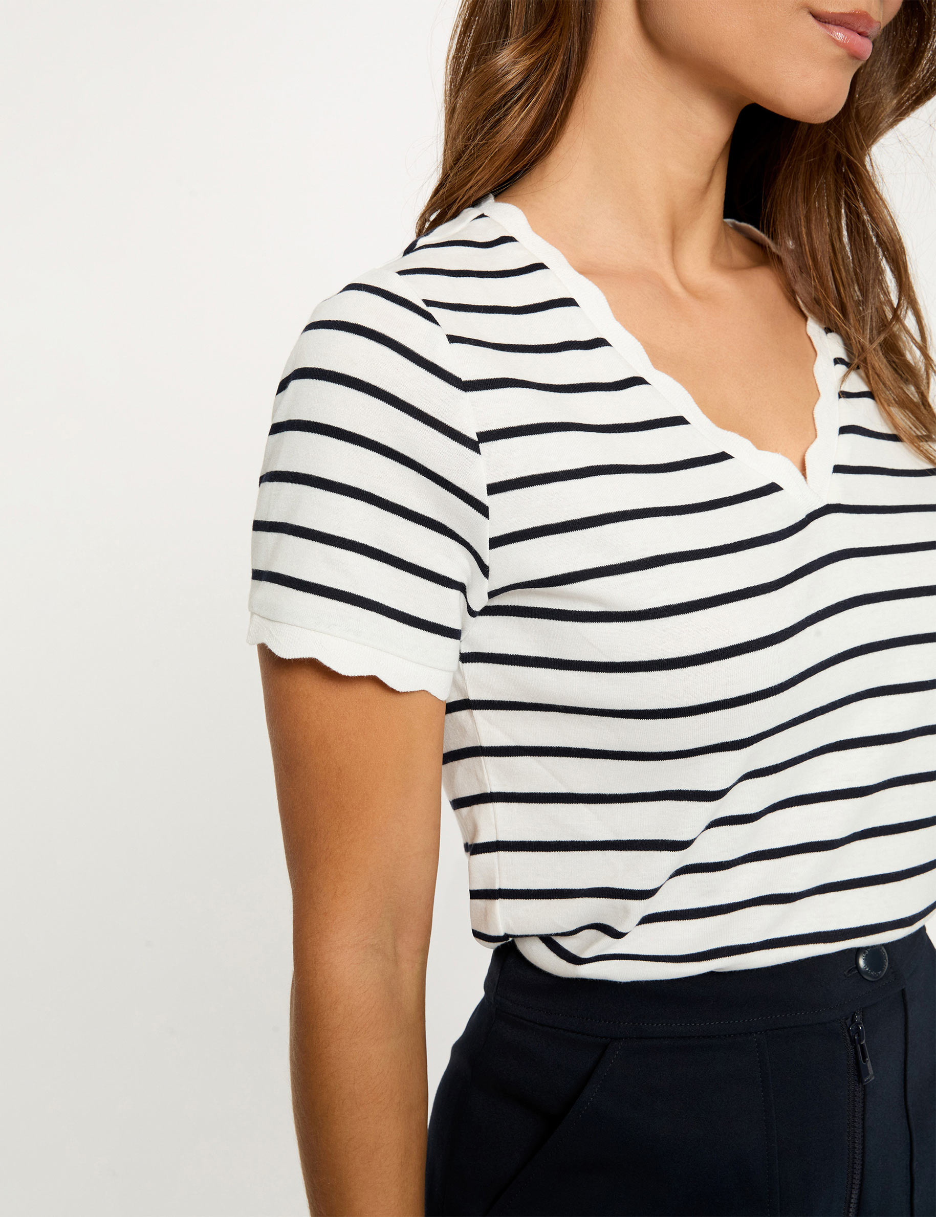 Camiseta de rayas con cuello en v blanco mujer