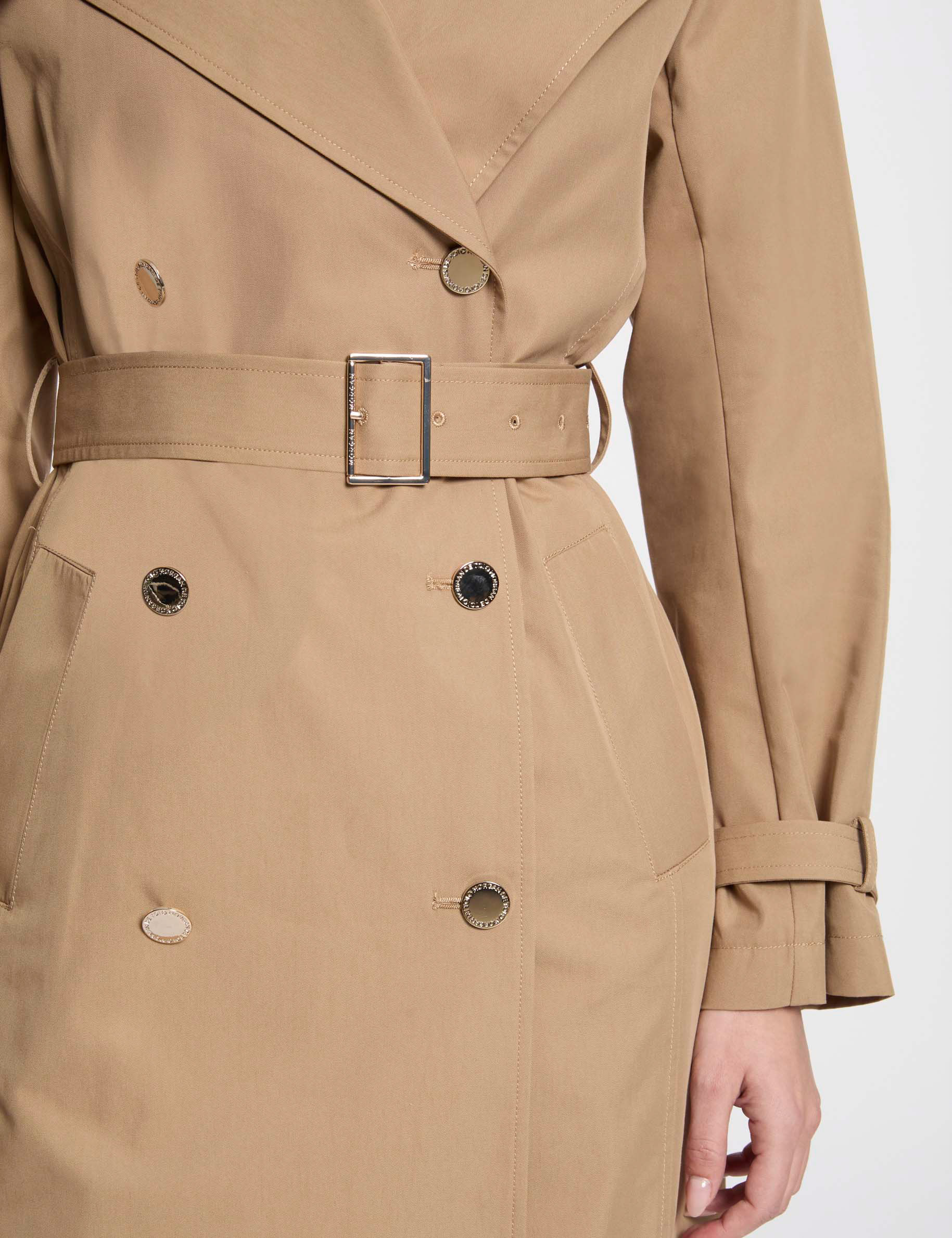 gabardina larga con cinturon beige mujer Gabardina larga con cinturón beige mujer