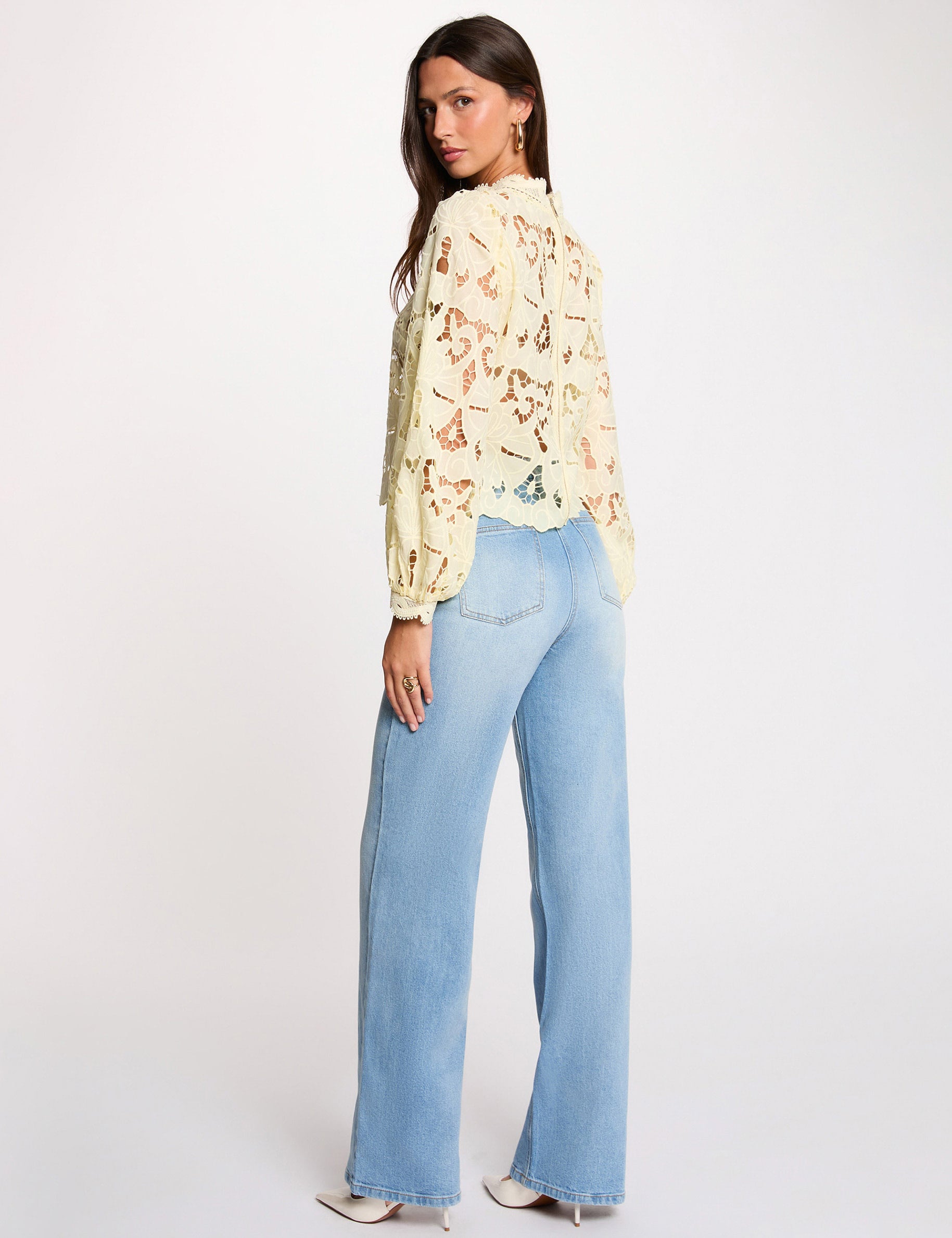Blusa bordada cuello alto amarillo pastel mujer
