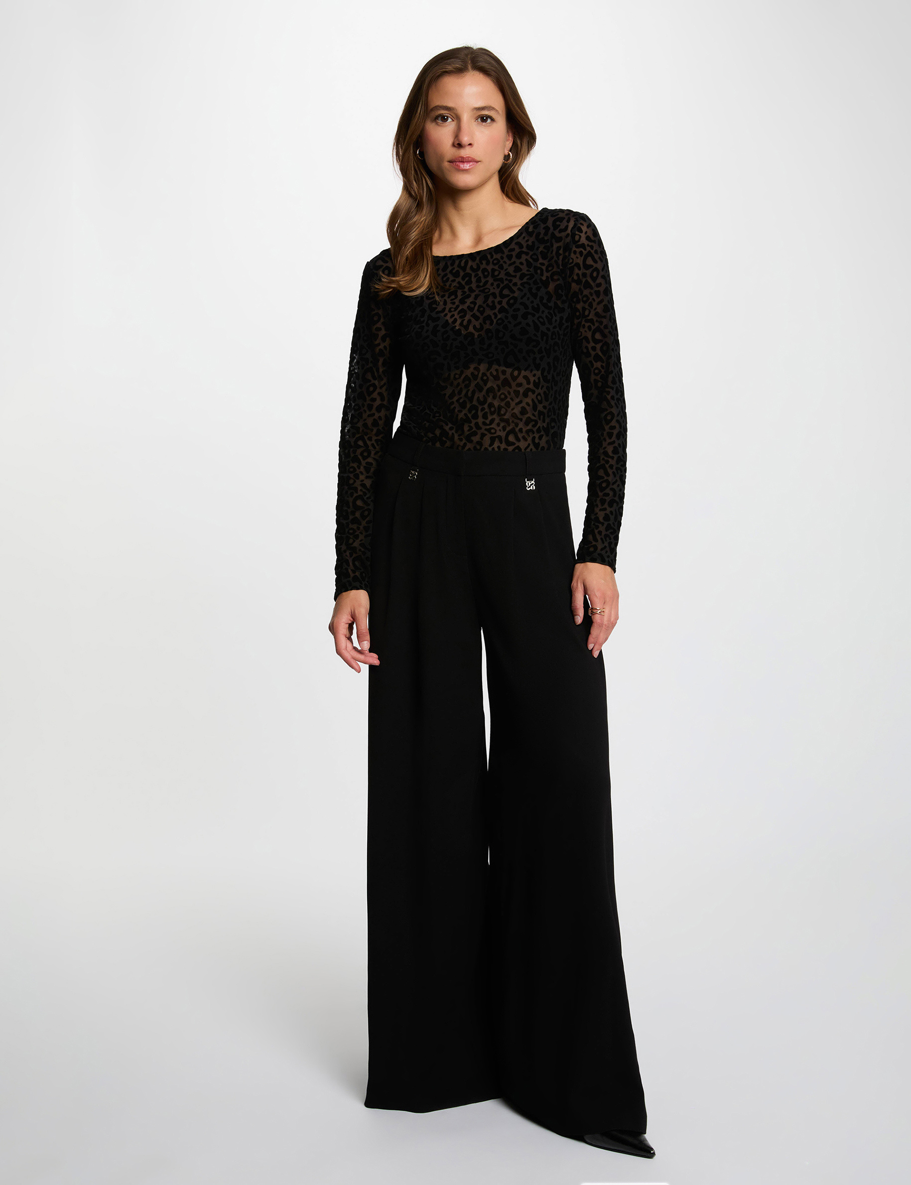 Camiseta ajustada cuello redondo negro mujer