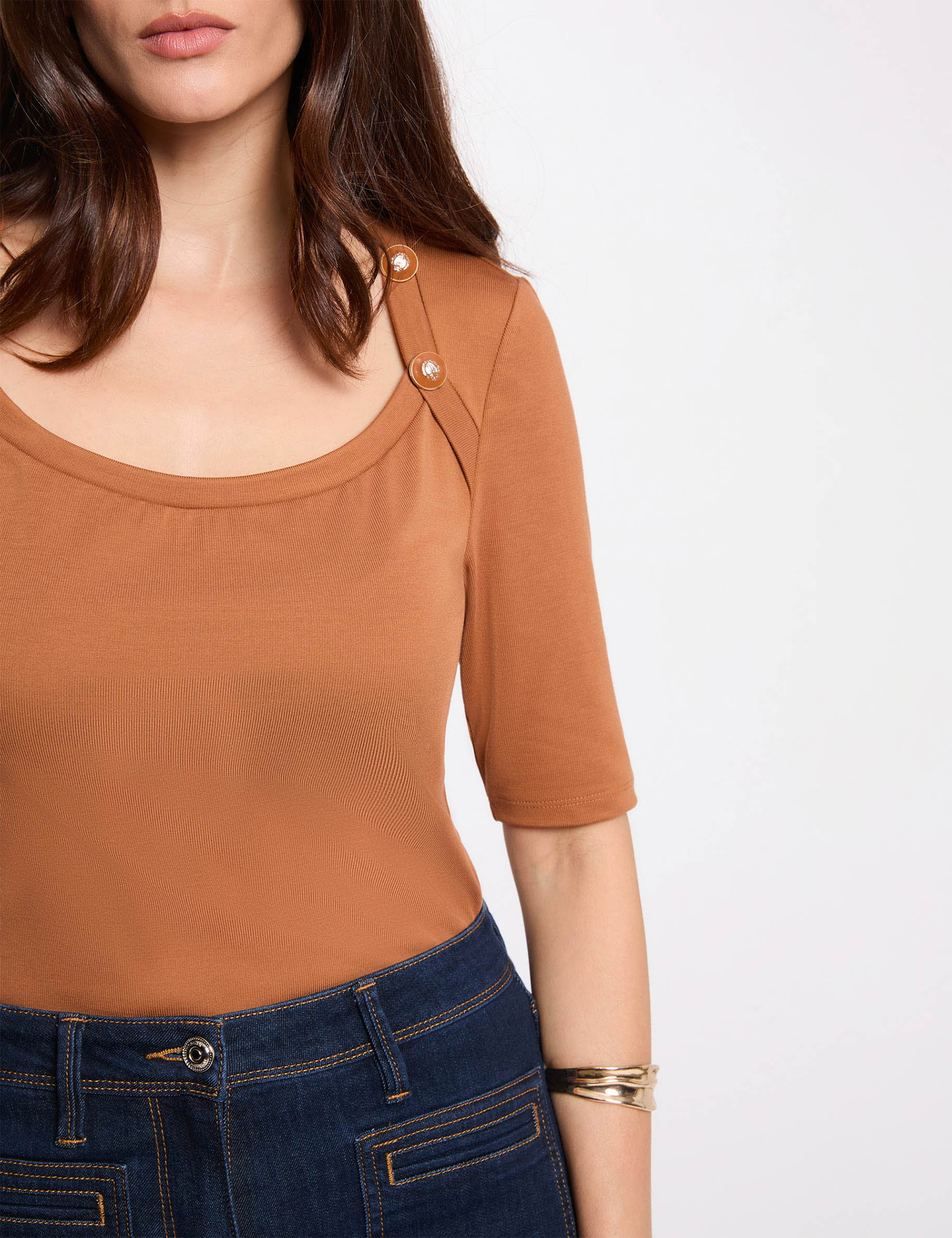 Camiseta ajustada cuello barco c&aacute;mel mujer
