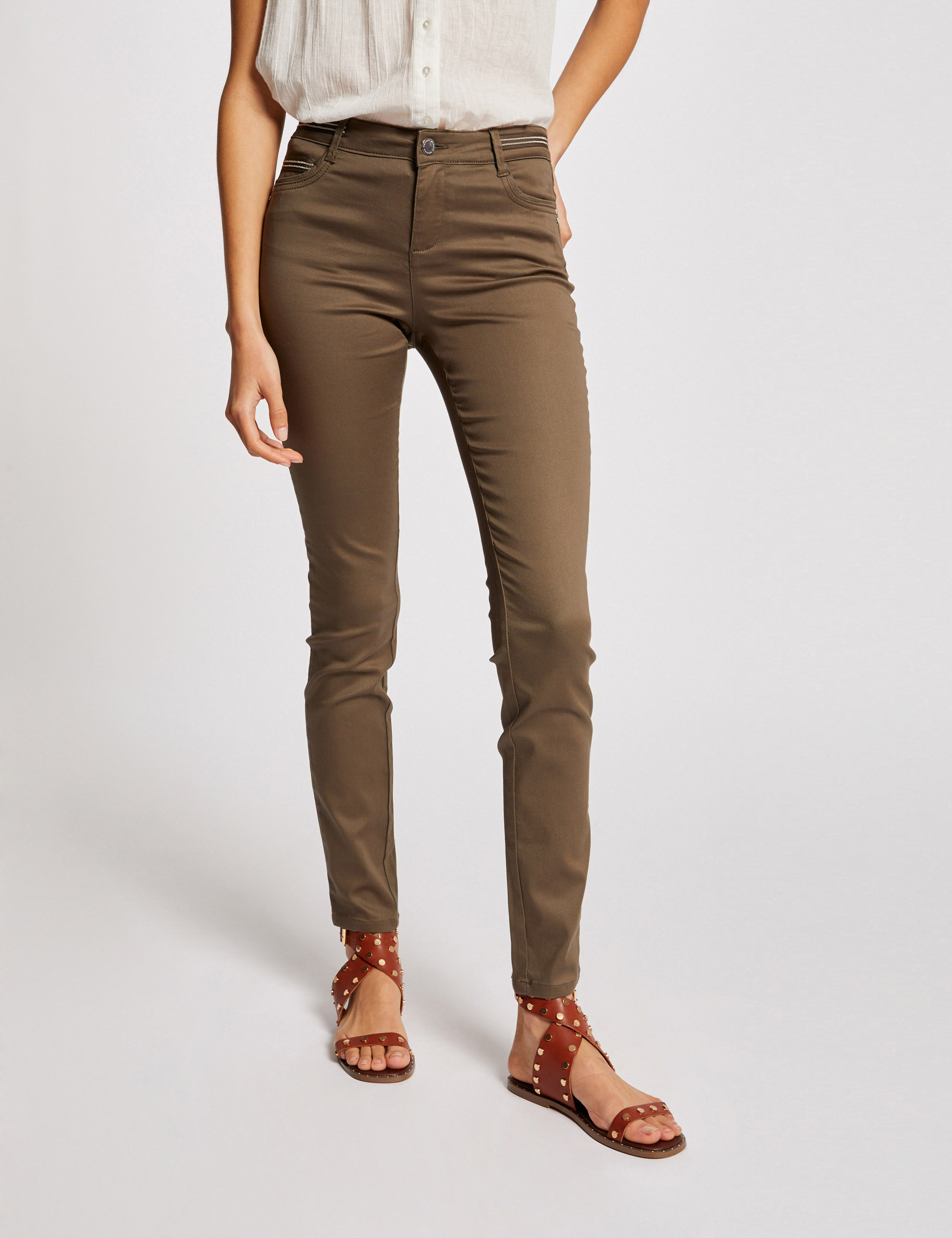 Pantal&oacute;n slim efecto mojado verde caqui mujer
