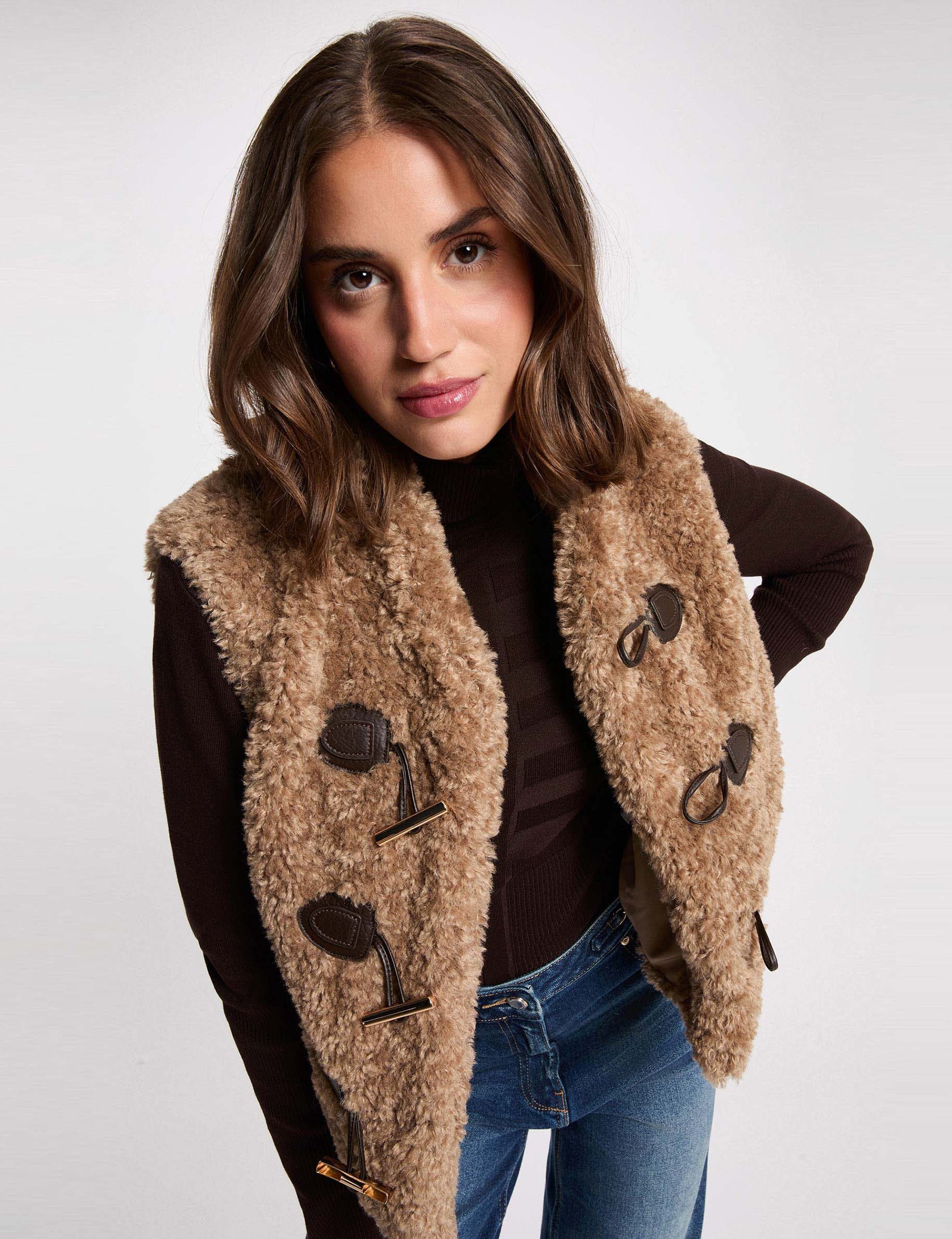Chaleco sin mangas cuello chal marr&oacute;n mujer
