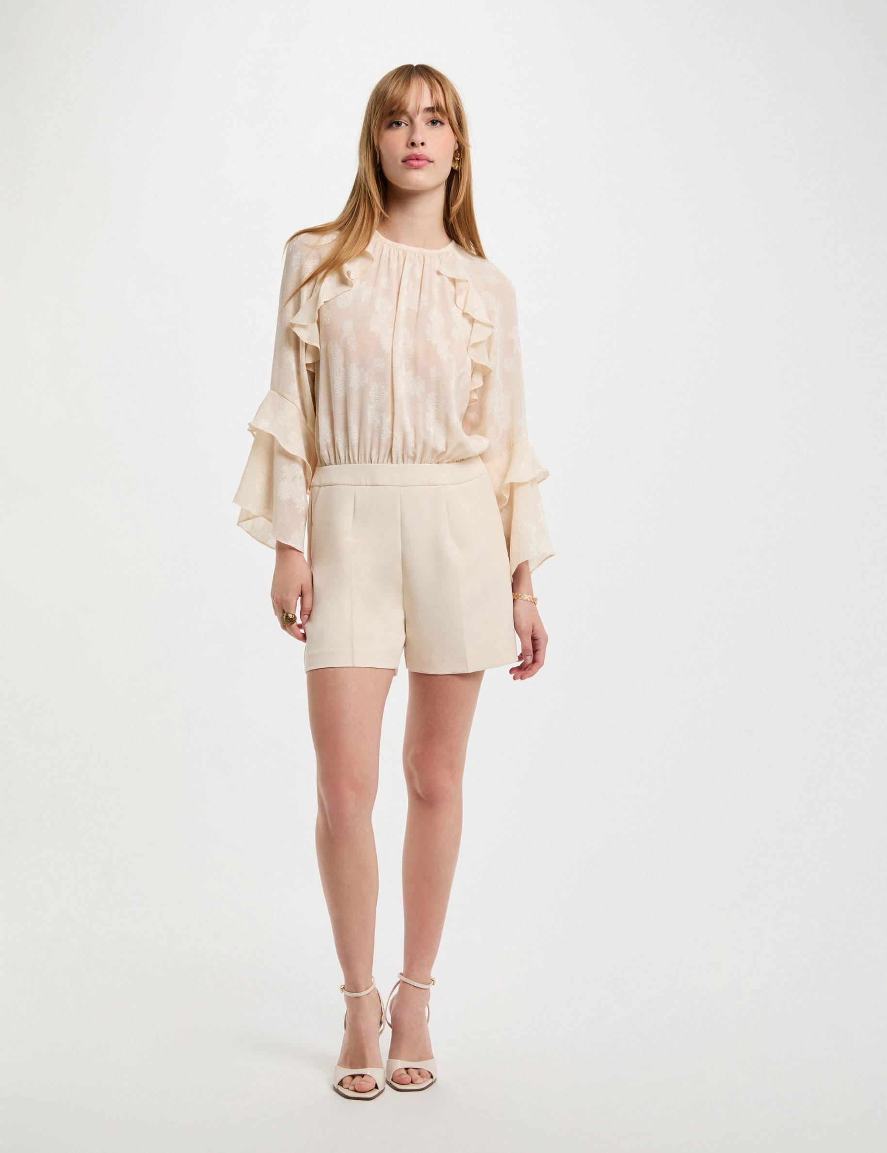 Mono corto con volantes creme mujer
