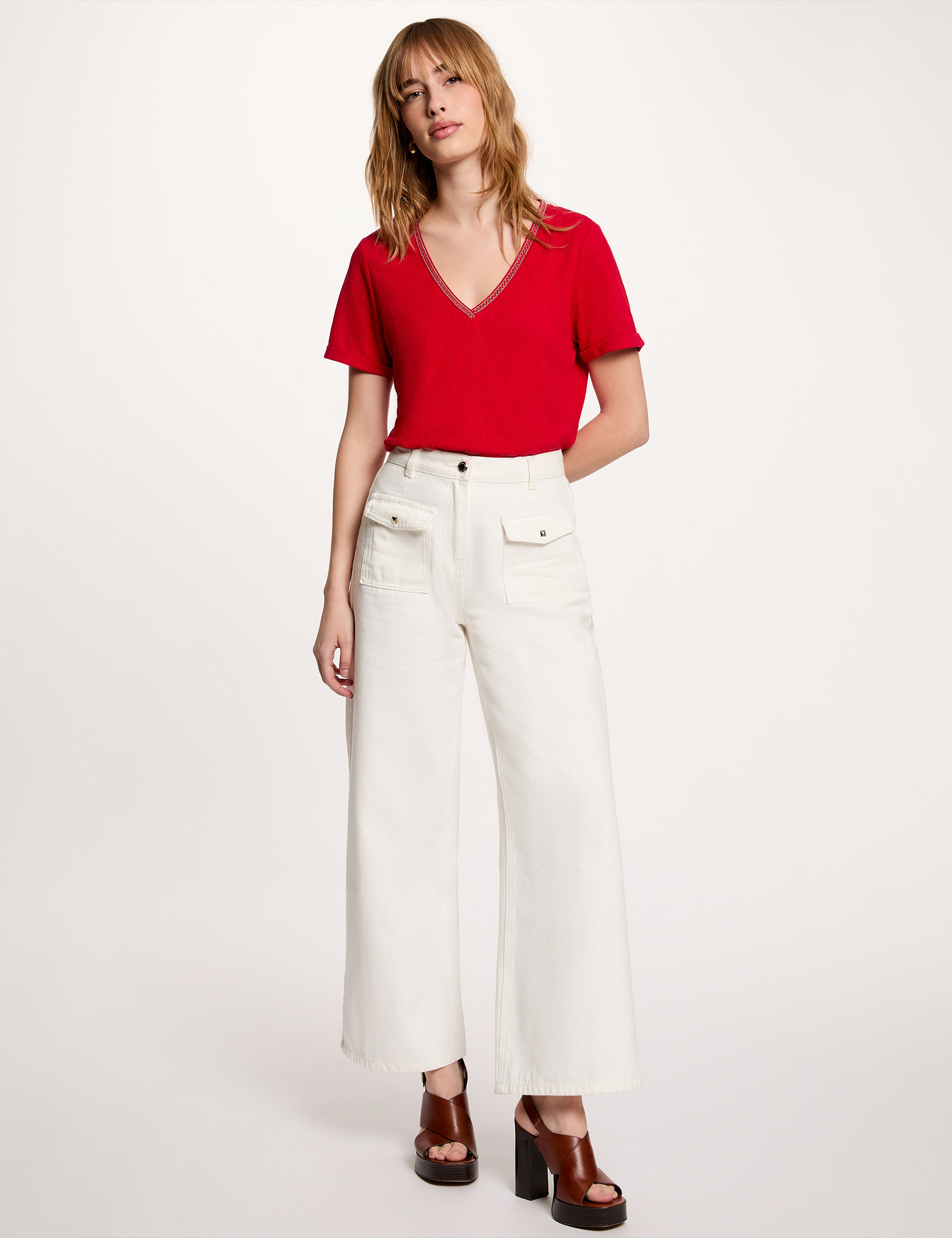 Camiseta con cuello en v con perlas rojo mujer