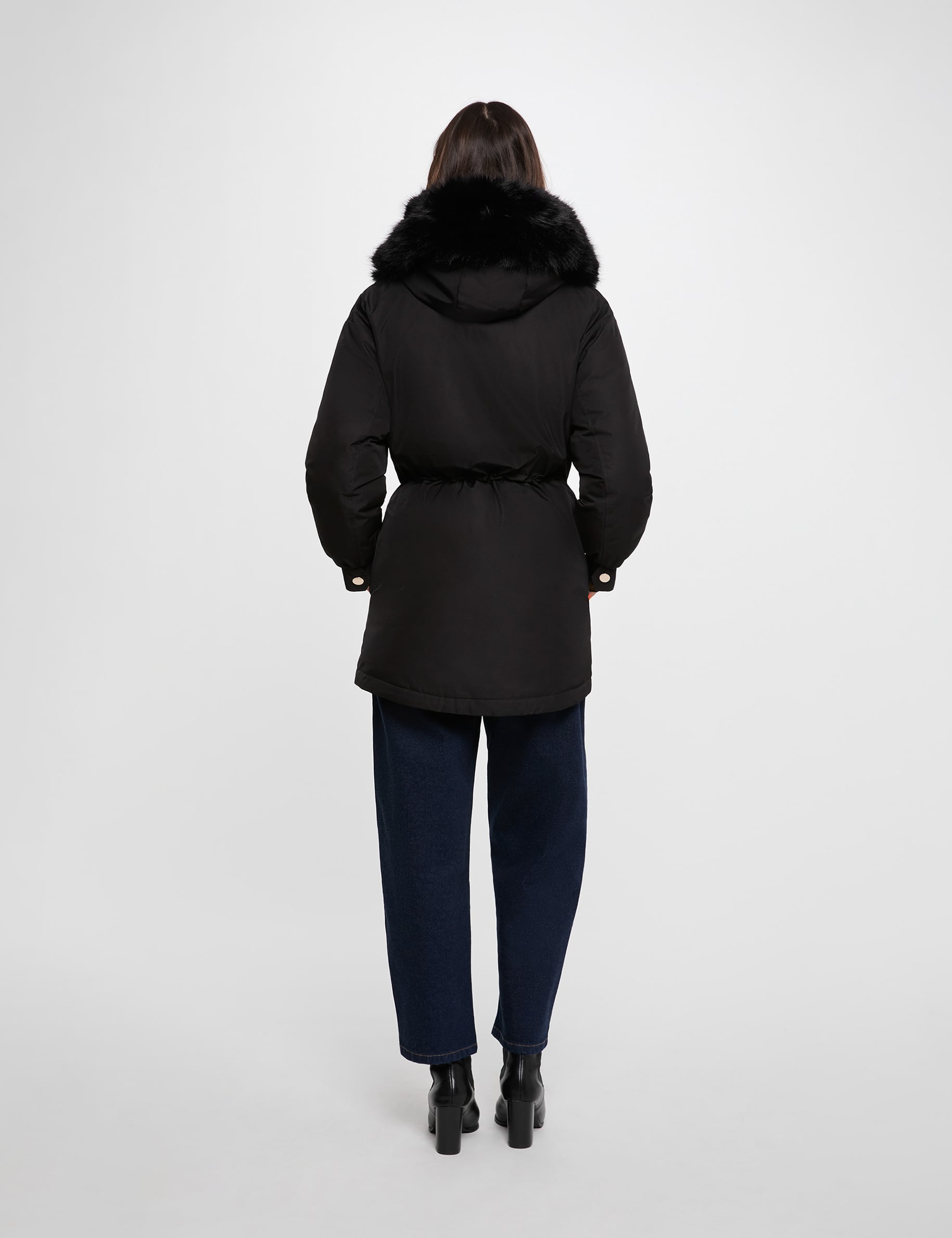 Parka con cuello de pelo negro mujer