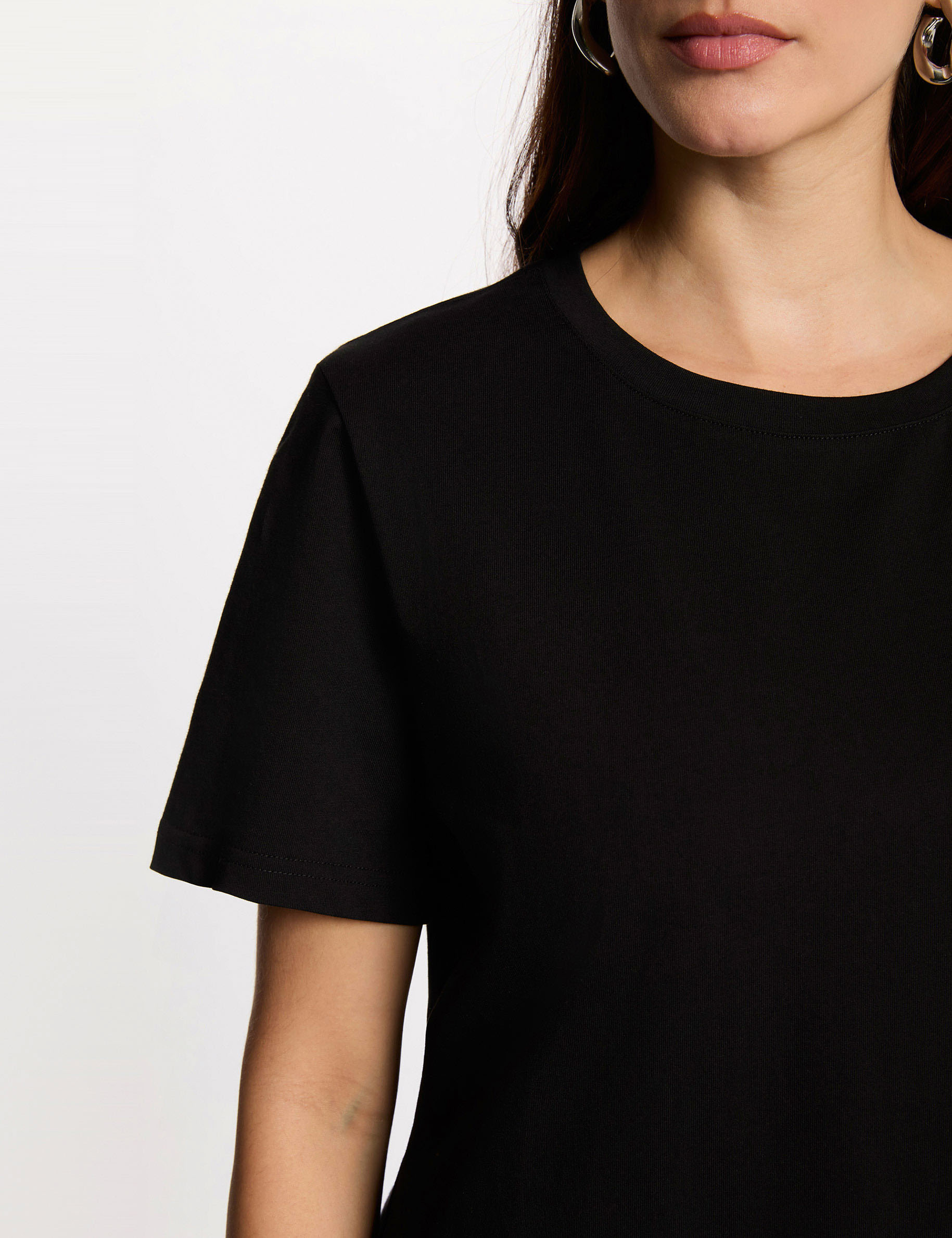 Camiseta bordada cuello redondo negro mujer