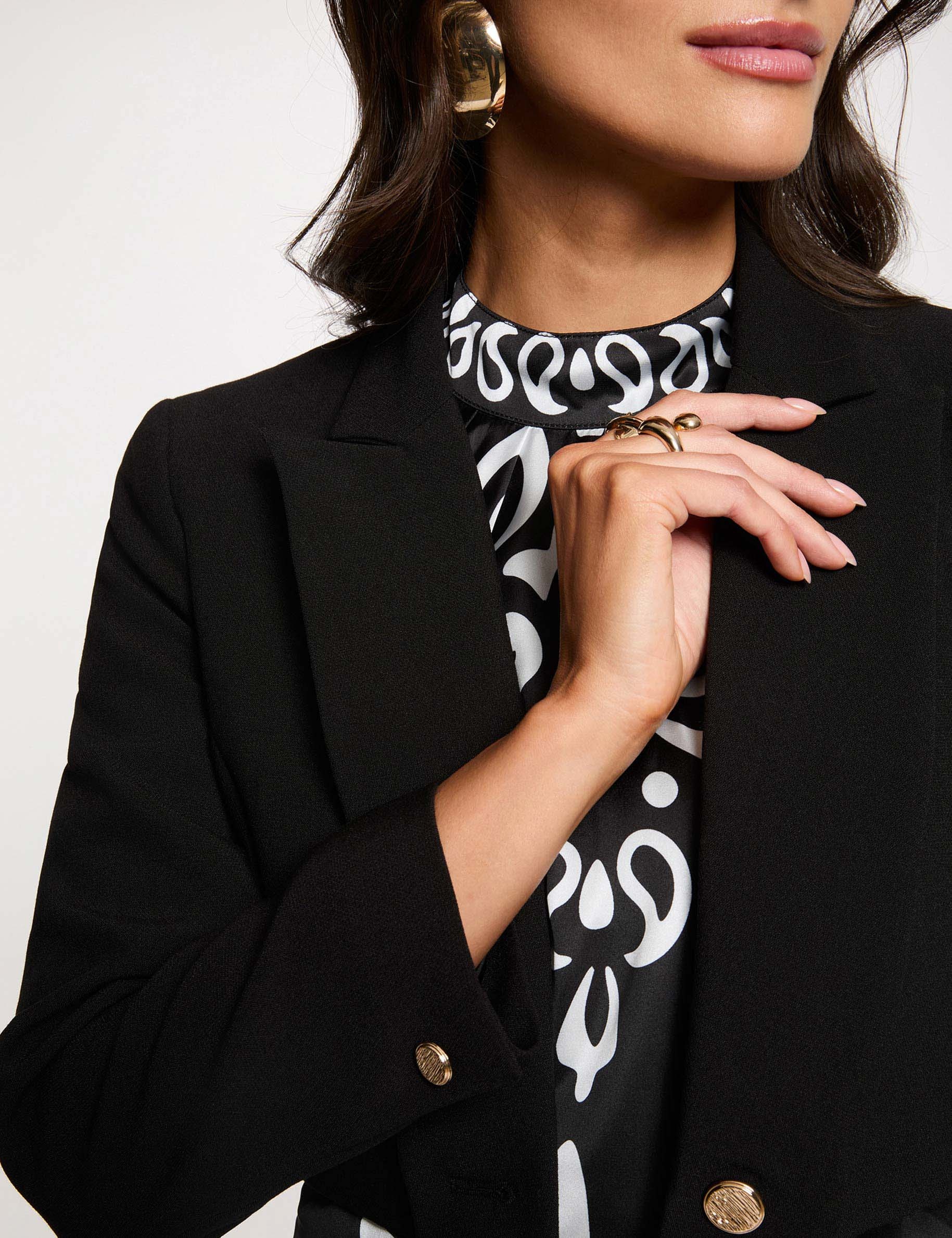 Chaqueta recta y corta negro mujer