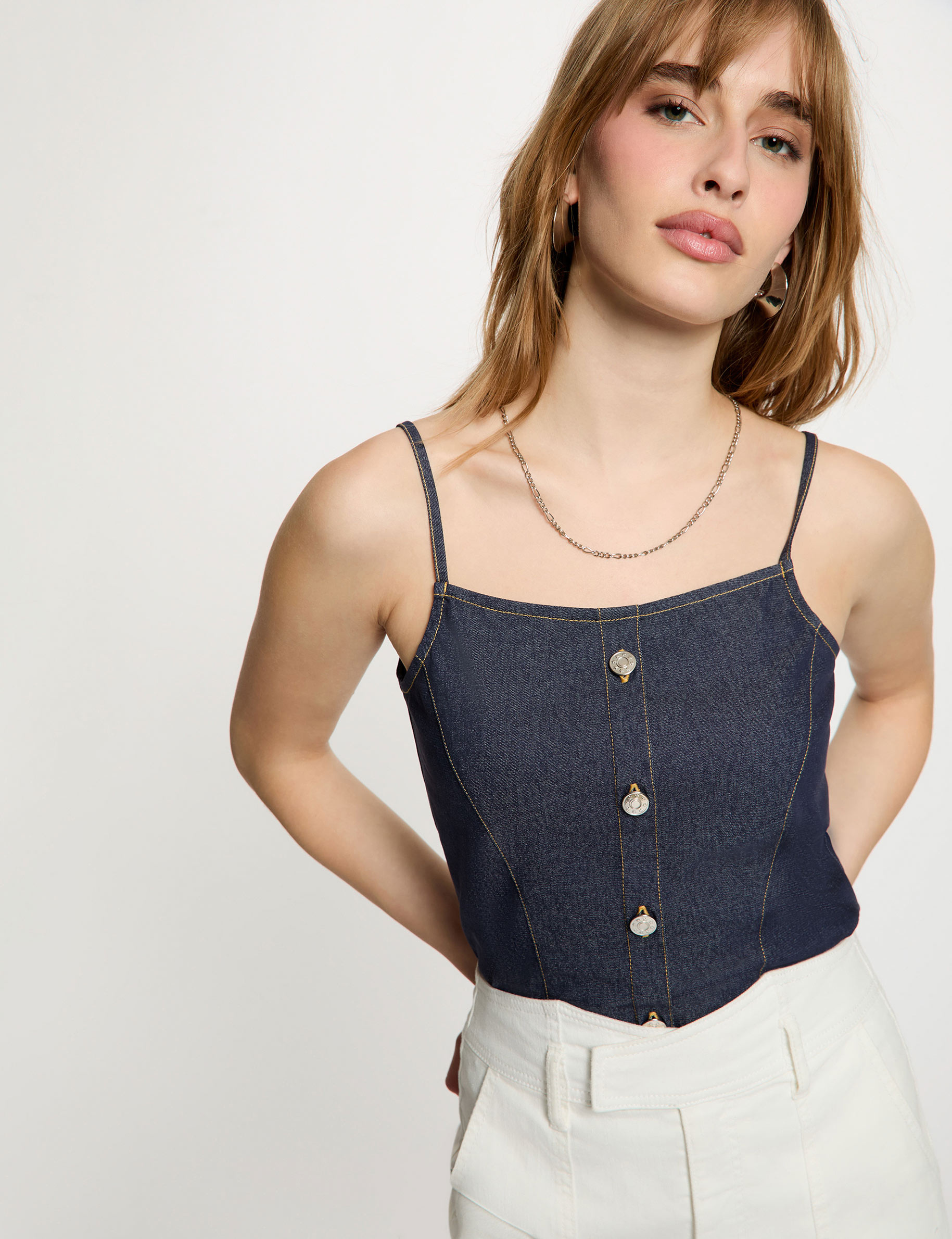 Top ajustado de denim denim crudo mujer