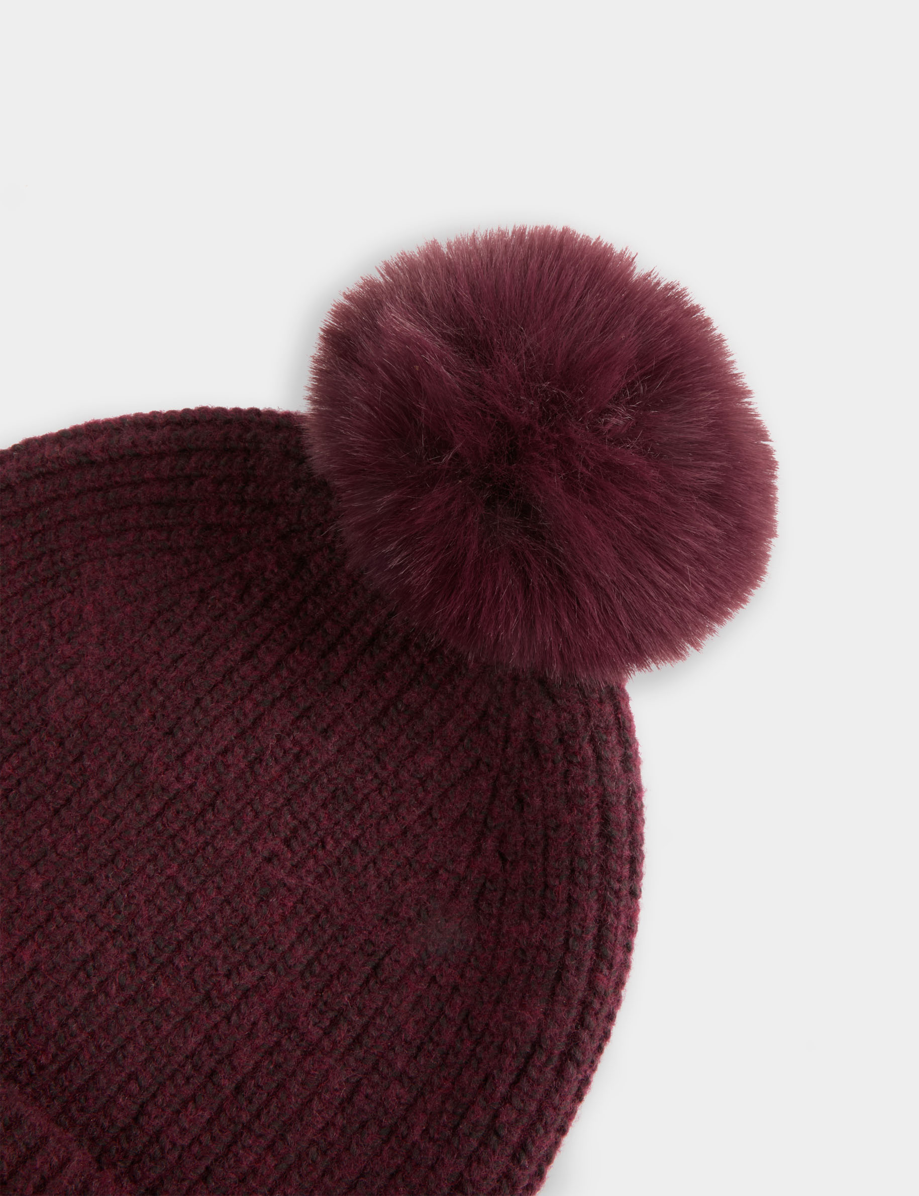 Gorro de punto con bot&oacute;n ciruela mujer