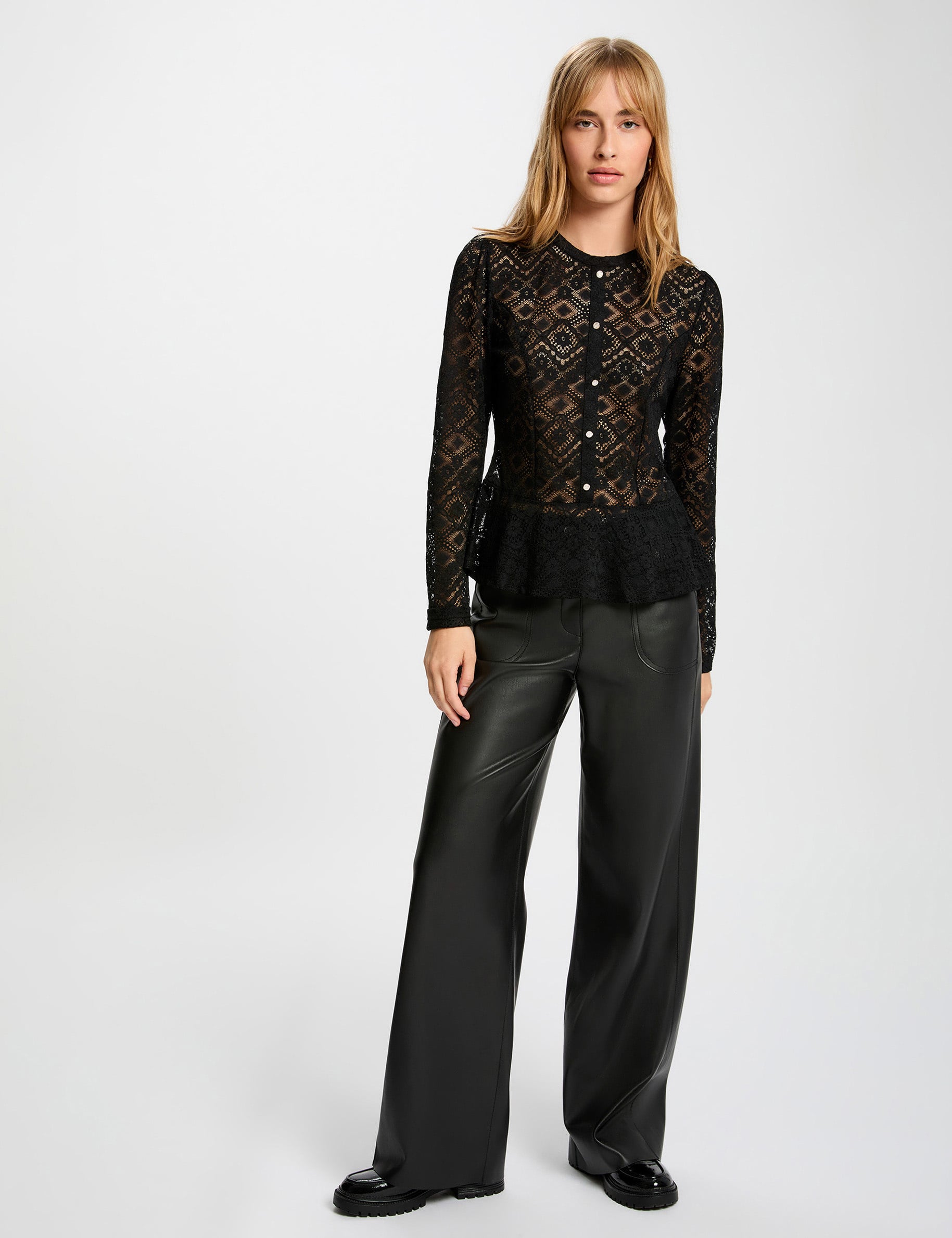 Camiseta entallada de encaje negro mujer