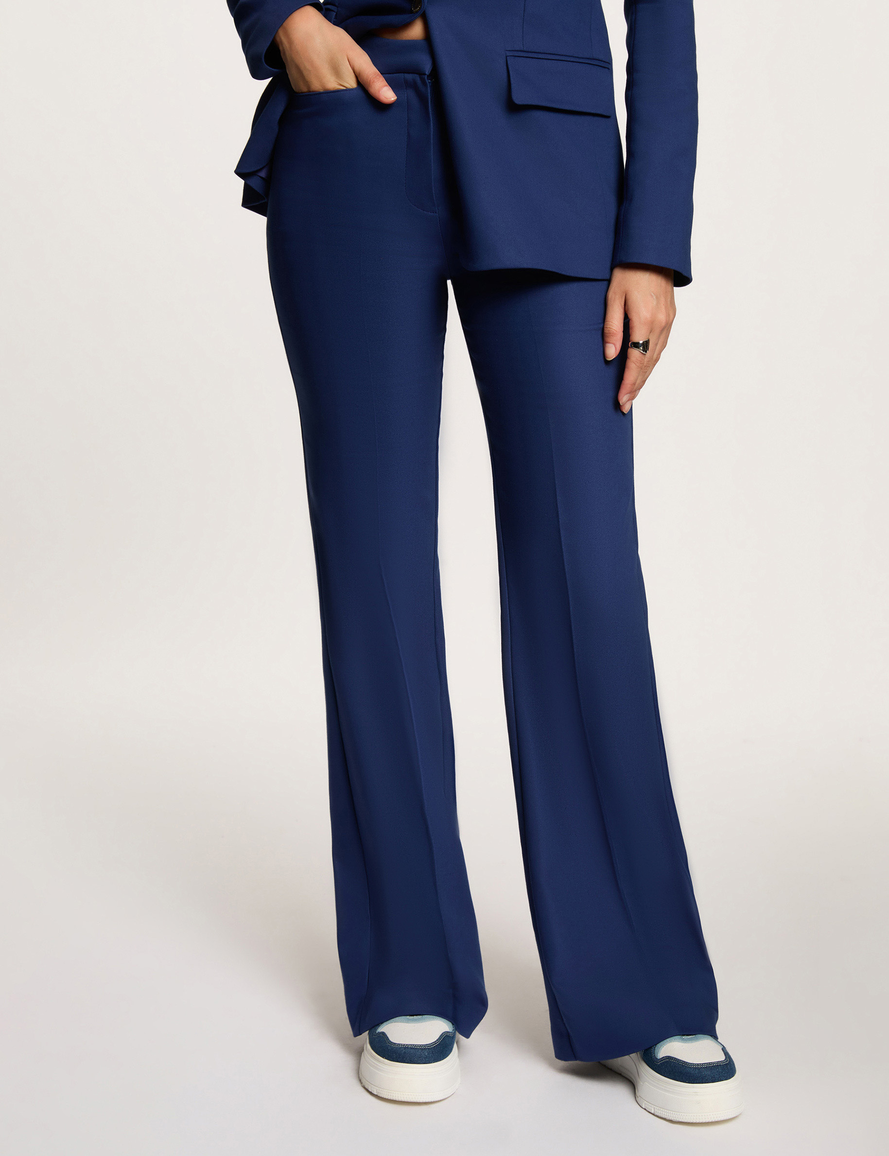 Pantal&oacute;n flare con pinzas azul marino mujer