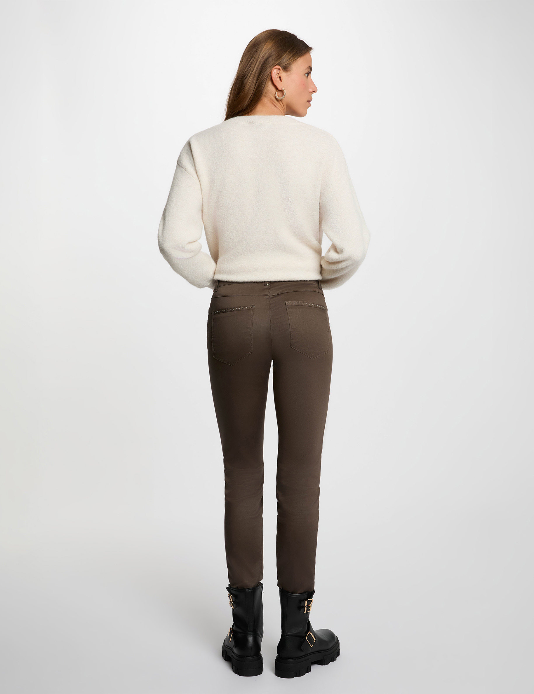 Pantal&oacute;n slim efecto mojado topo mujer