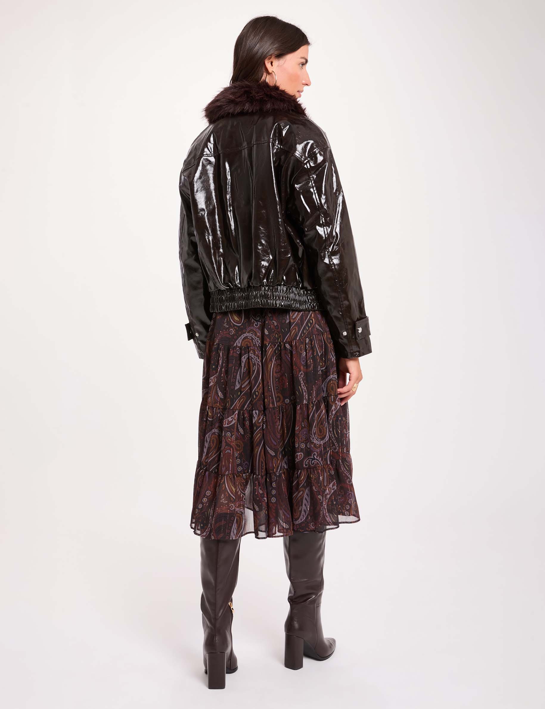 Chaqueta con cuello de pelo marr&oacute;n oscuro mujer