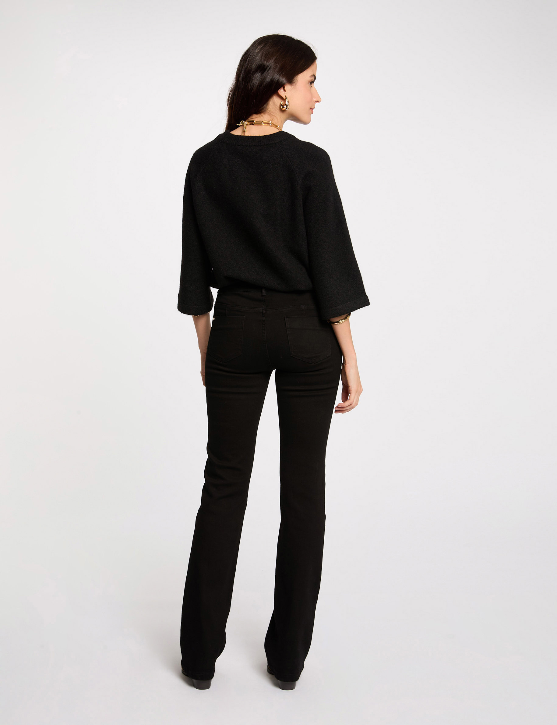 Vaquero boot-cut con bolsillos de solapa negro mujer